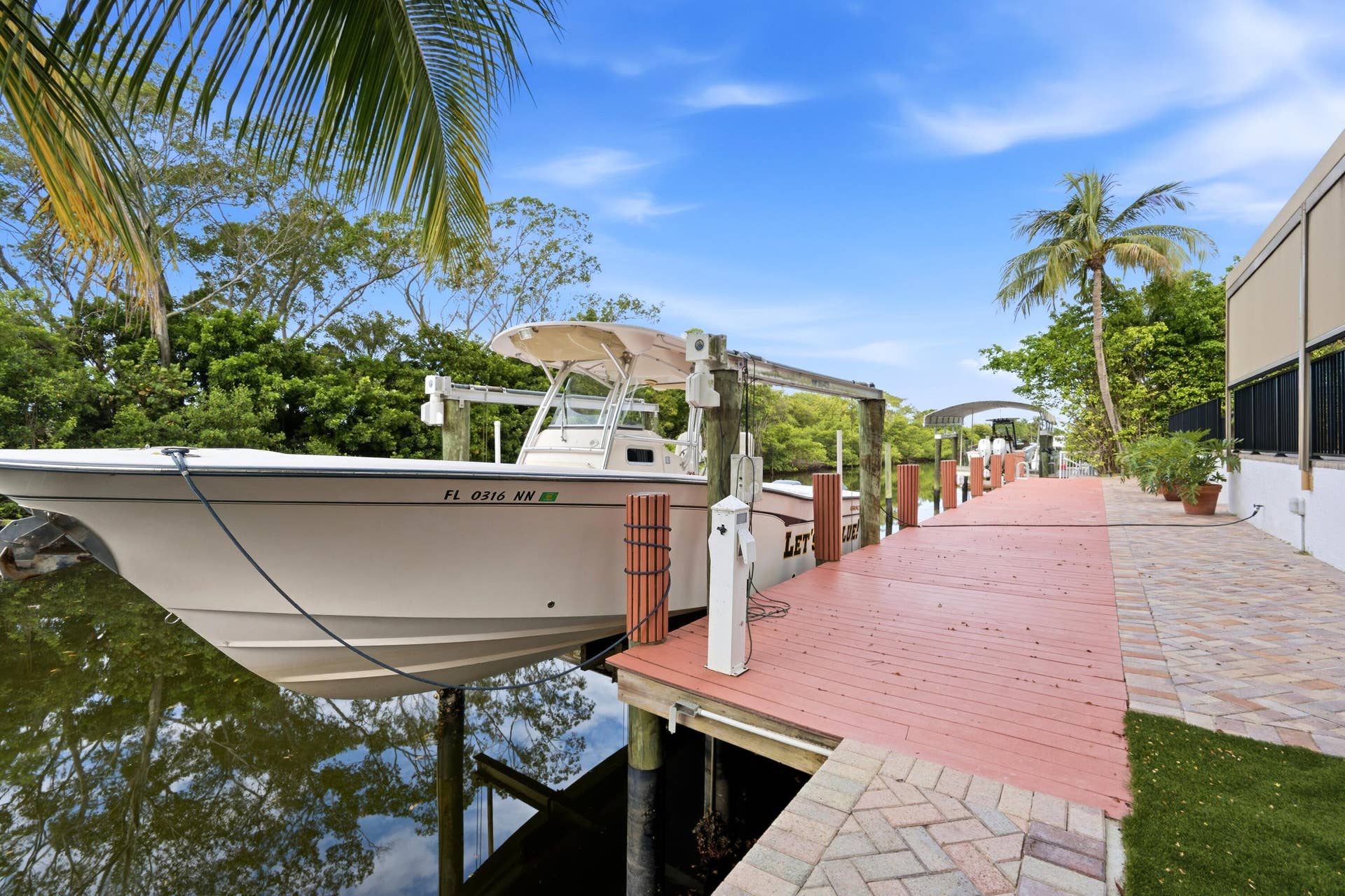 608 Inlet Road, North Palm Beach, FL 33408 DOCK AND LIFT