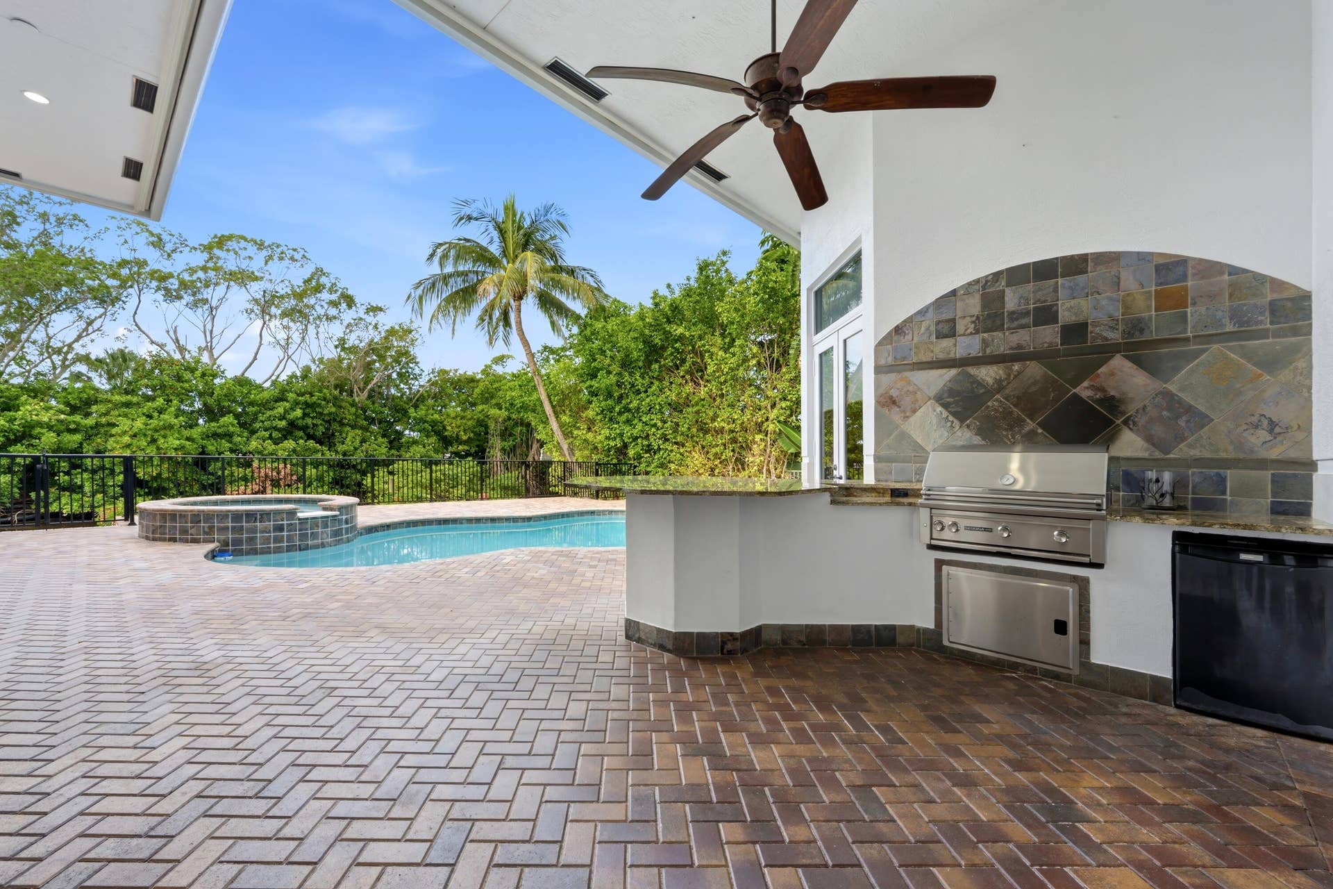 608 Inlet Road, North Palm Beach, FL 33408 SUMMER KITCHEN