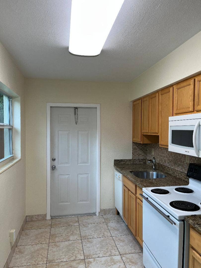 231 NE 24th Avenue, #1, Pompano Beach, FL 33064 kj1