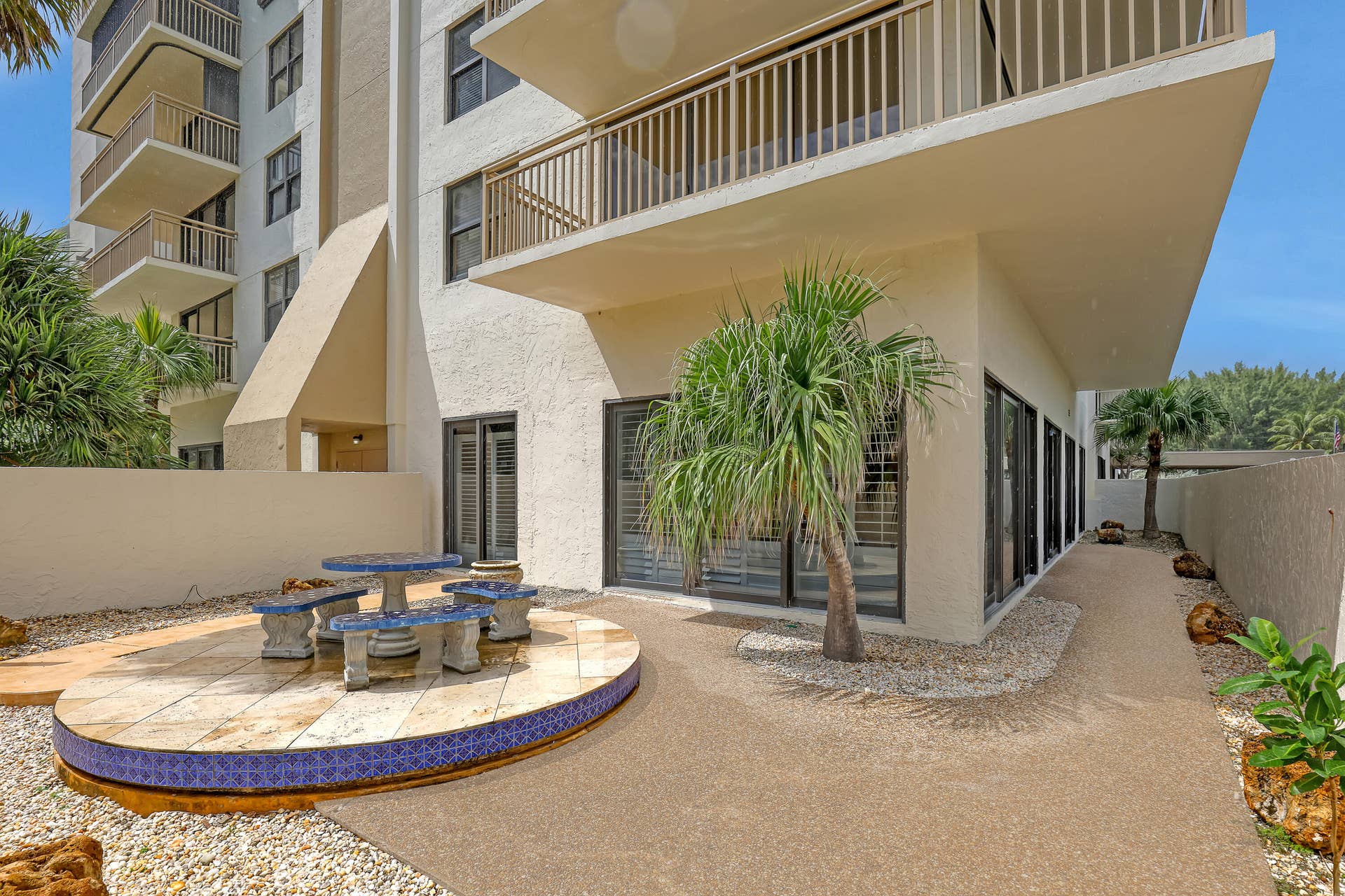 COURTYARD/PATIO