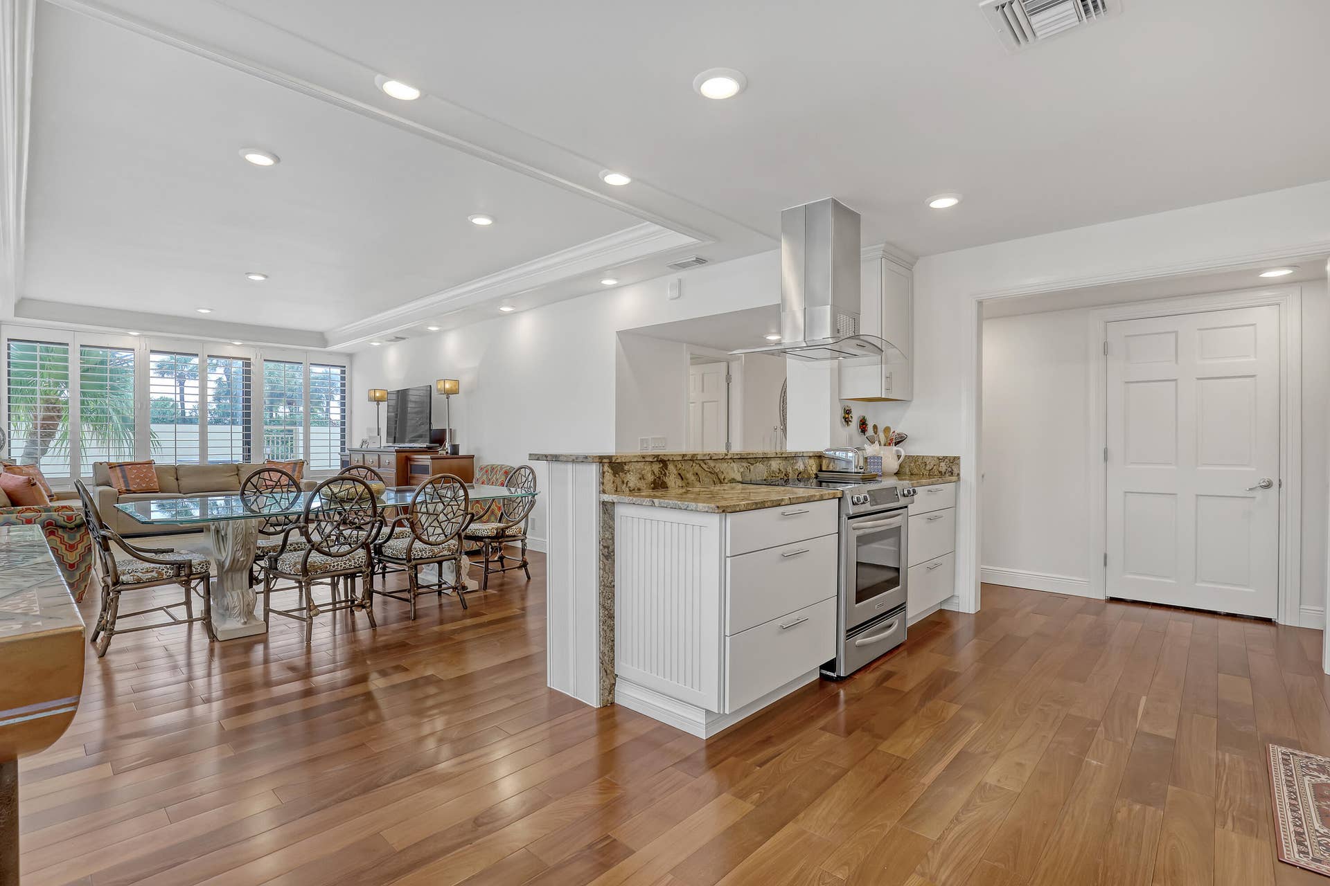 KITCHEN/DINING