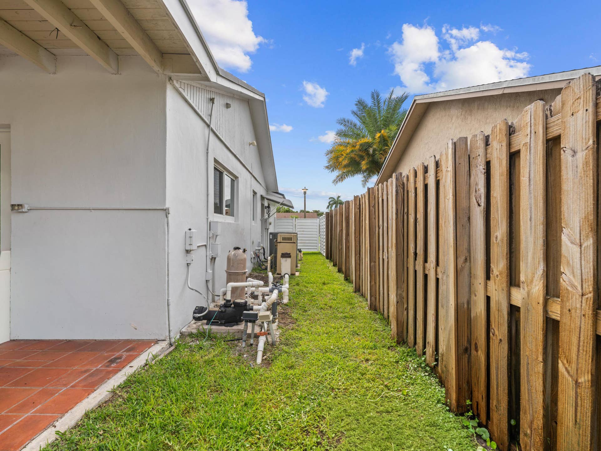 5317 SW 120th Avenue, Cooper City, FL 33330 Side yard