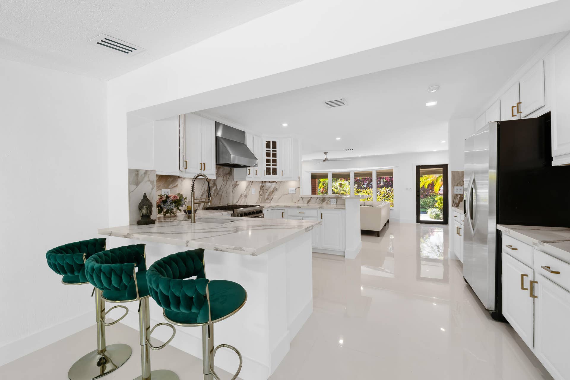 Kitchen with bar counter
