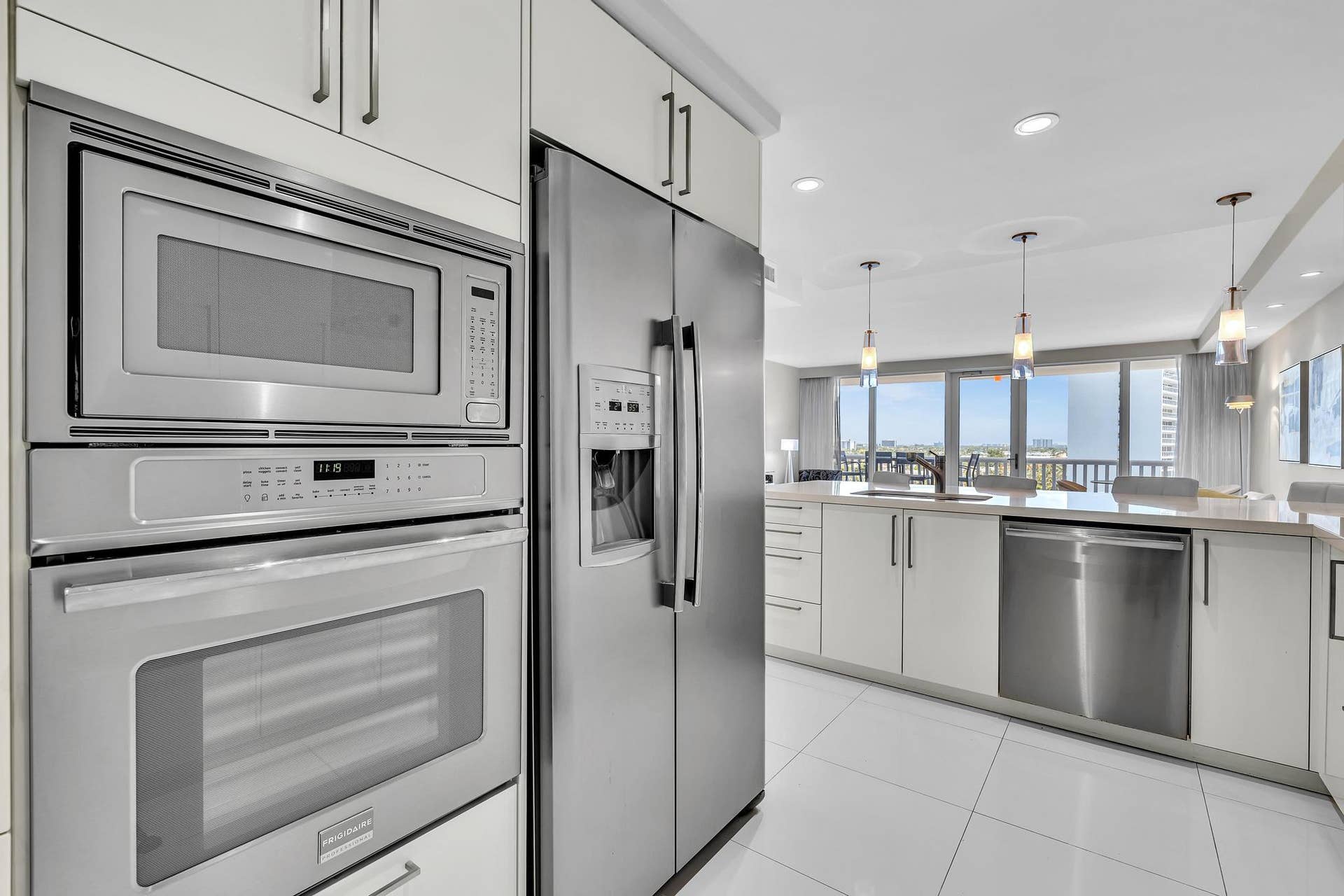 4020 Galt Ocean Drive, #703, Fort Lauderdale, FL 33308 Frigidaire Professional Refrigerator, Oven and Electrolux Microwave
