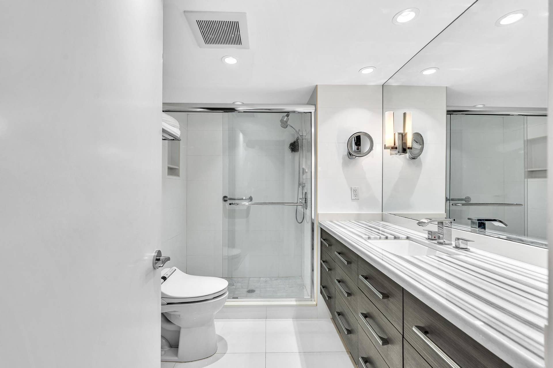 4020 Galt Ocean Drive, #703, Fort Lauderdale, FL 33308 Guest Bath