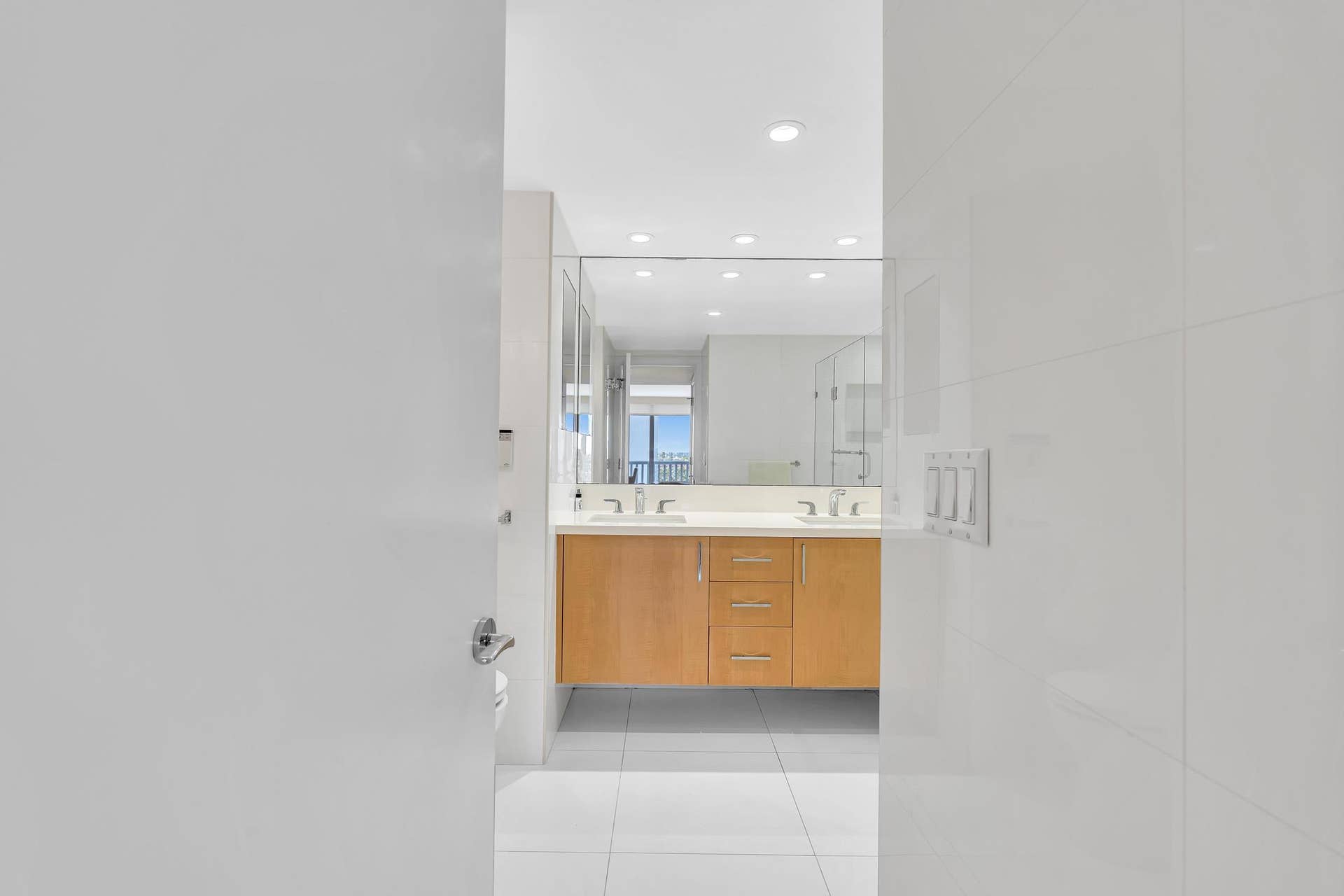4020 Galt Ocean Drive, #703, Fort Lauderdale, FL 33308 Ensuite Bath Entrance