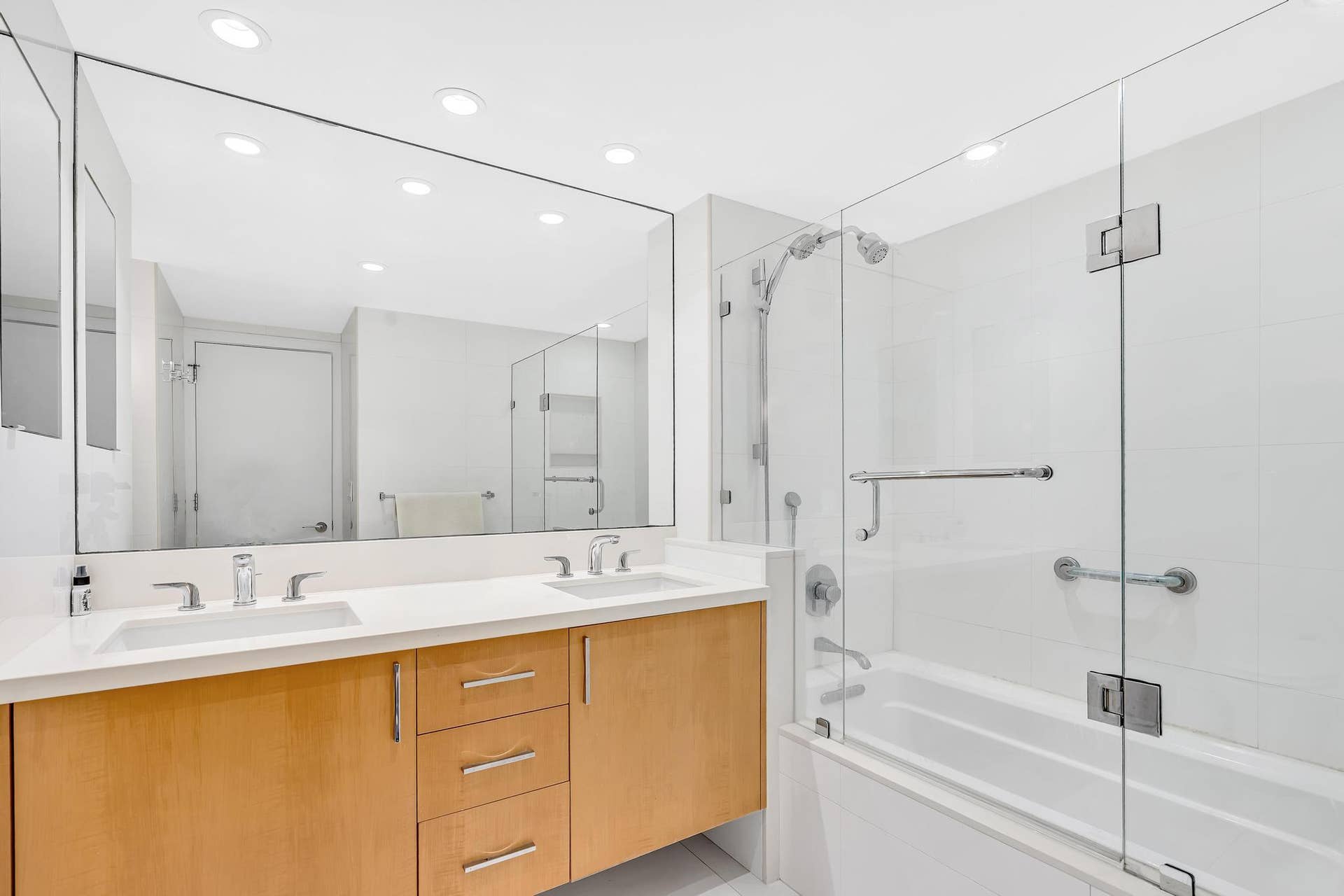 4020 Galt Ocean Drive, #703, Fort Lauderdale, FL 33308 Double Vanities and Roman Tub/Shower combo in Ensuite