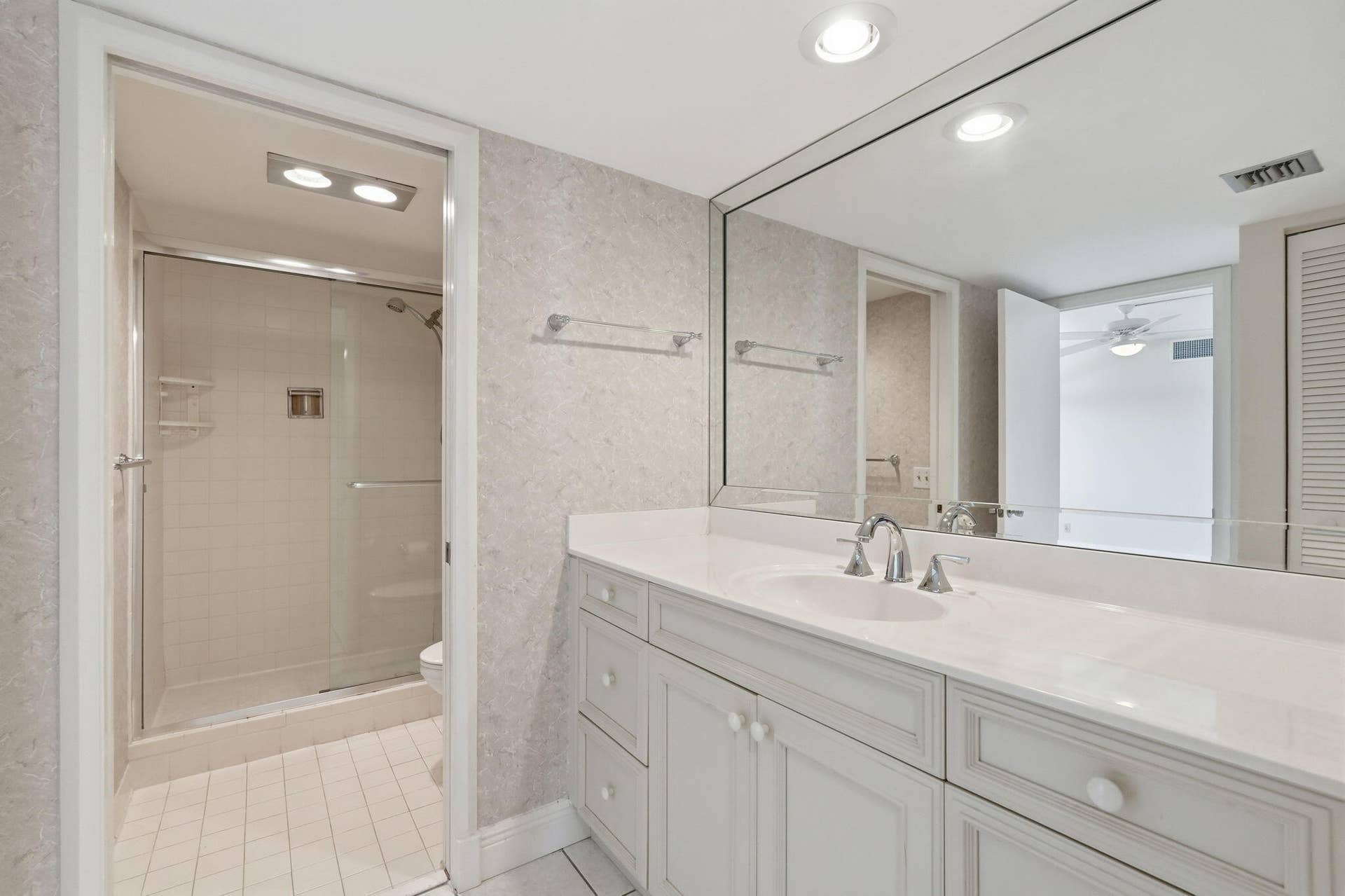 124 Lakeshore Drive, #8280, North Palm Beach, FL 33408 second bathroom.