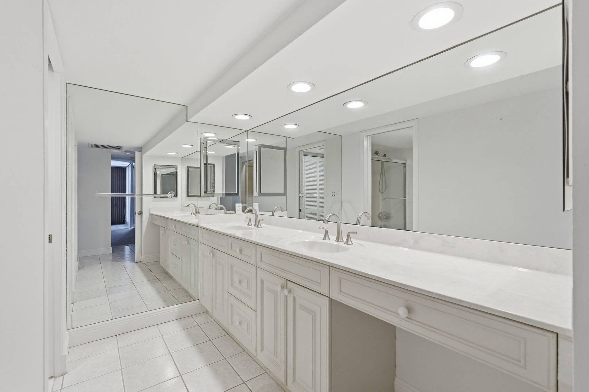 124 Lakeshore Drive, #8280, North Palm Beach, FL 33408 Gorgeous master bathroom.