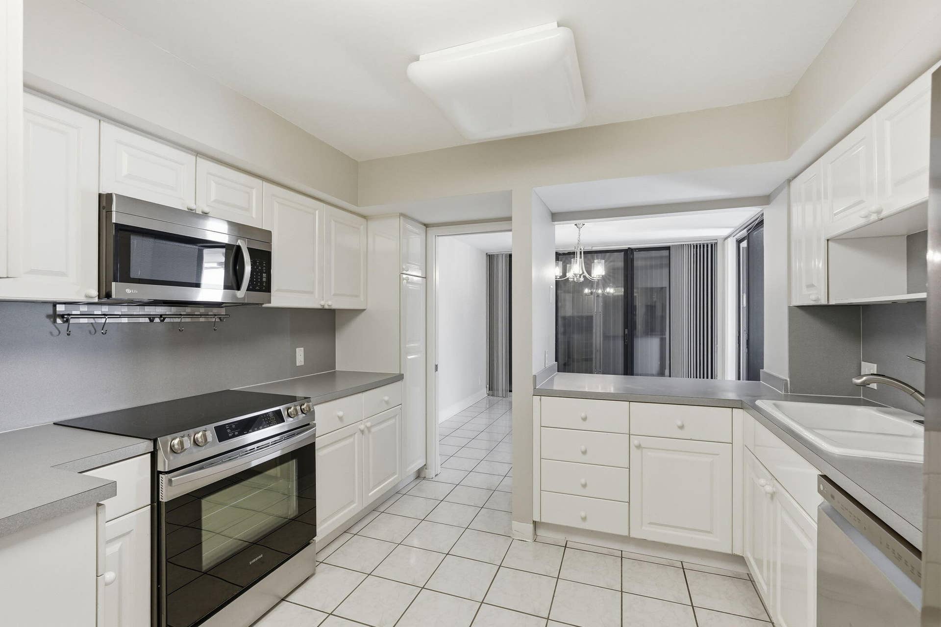 124 Lakeshore Drive, #8280, North Palm Beach, FL 33408 Really nice kitchen.