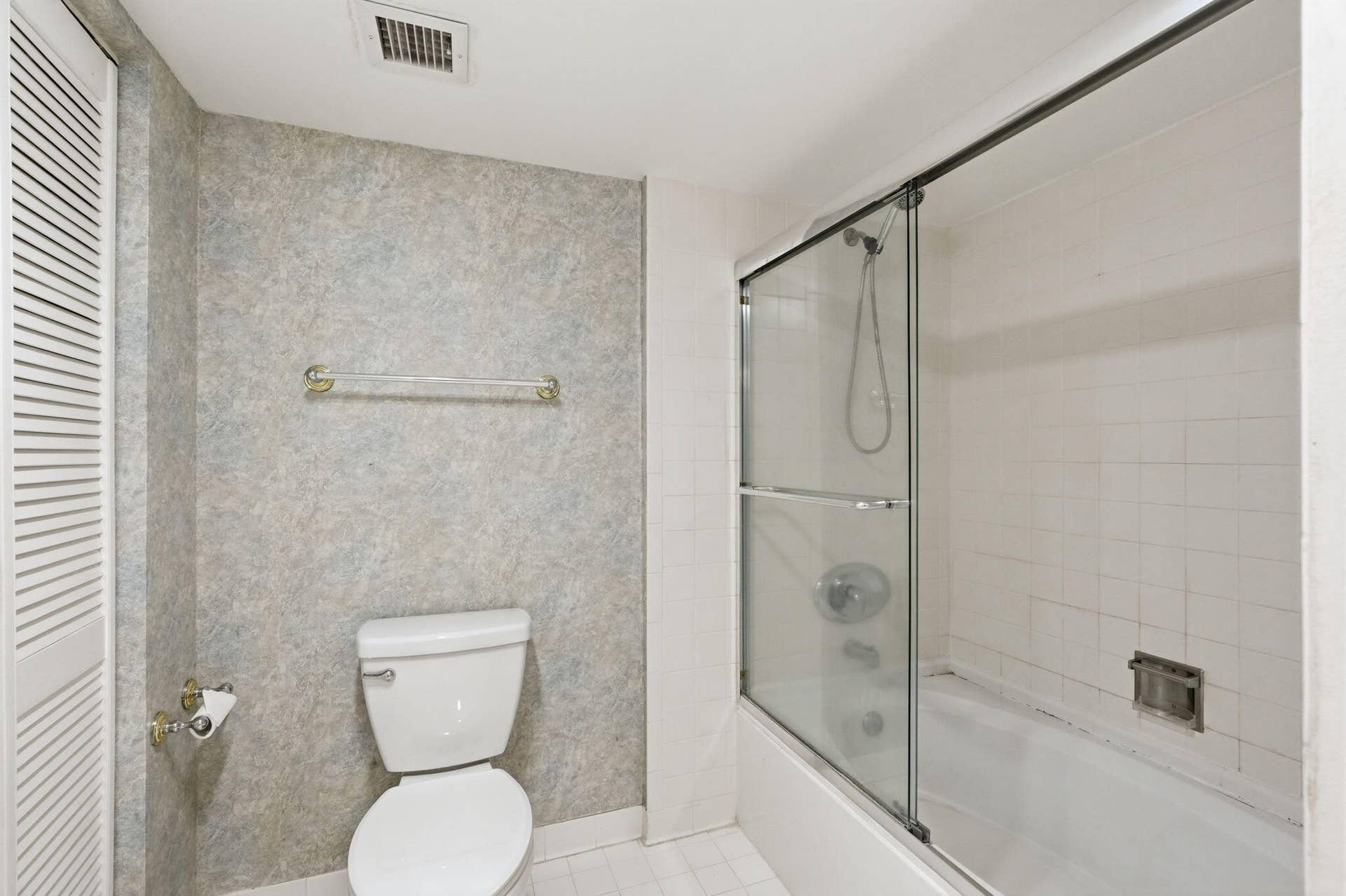 124 Lakeshore Drive, #8280, North Palm Beach, FL 33408 Shower/tub master.