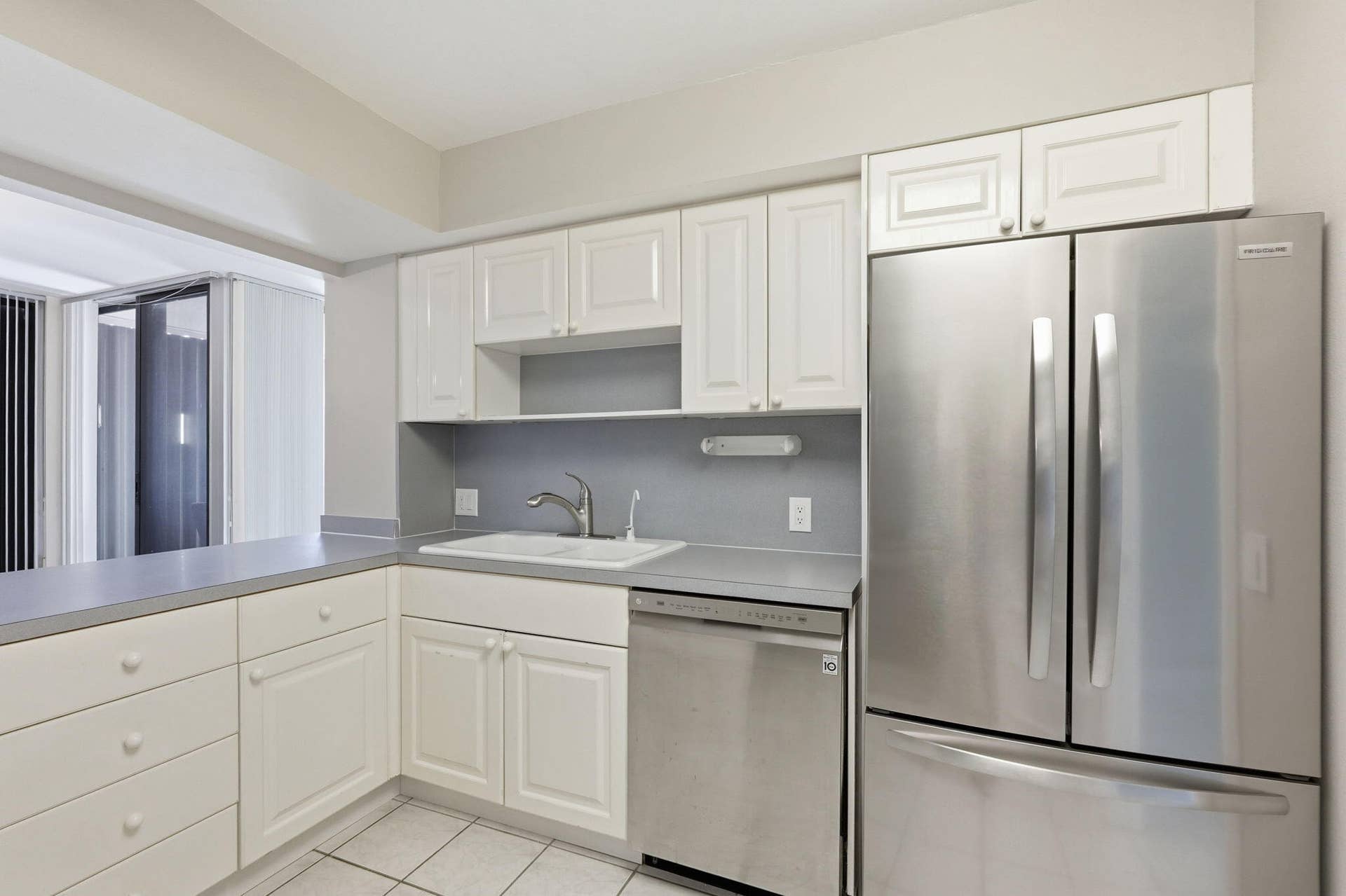 124 Lakeshore Drive, #8280, North Palm Beach, FL 33408 Stainless Steel appliances.