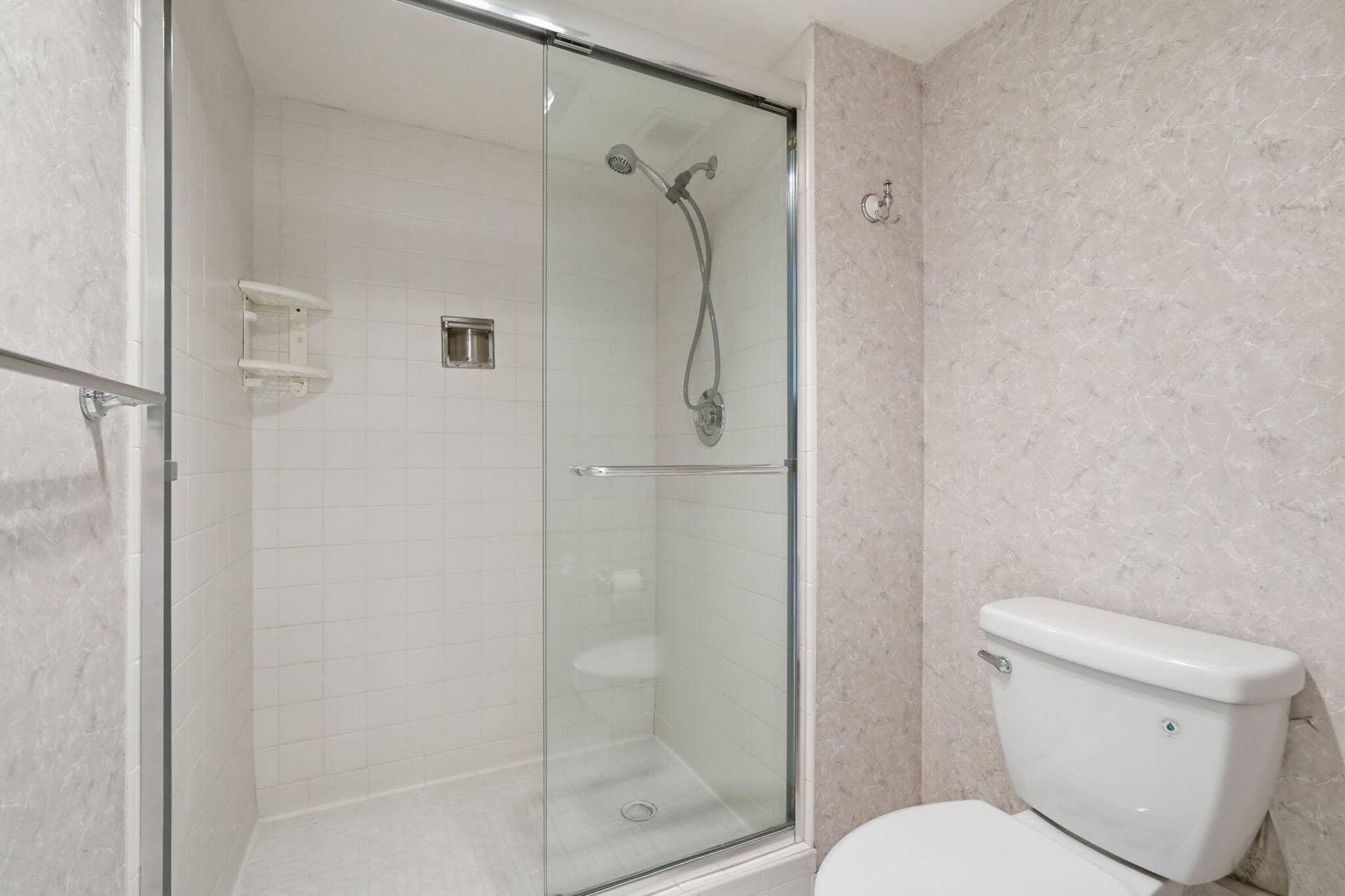 124 Lakeshore Drive, #8280, North Palm Beach, FL 33408 Nice walk-in shower.