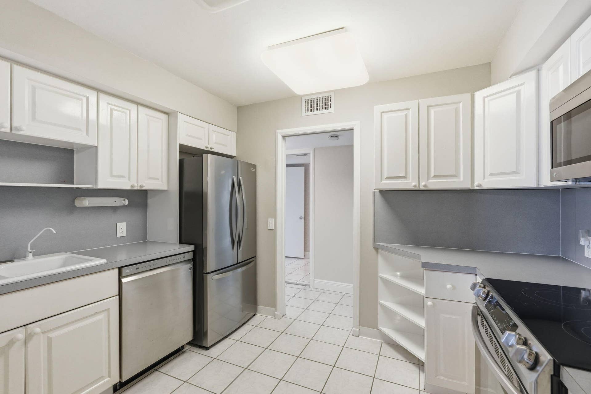 124 Lakeshore Drive, #8280, North Palm Beach, FL 33408 Plenty of counter space,