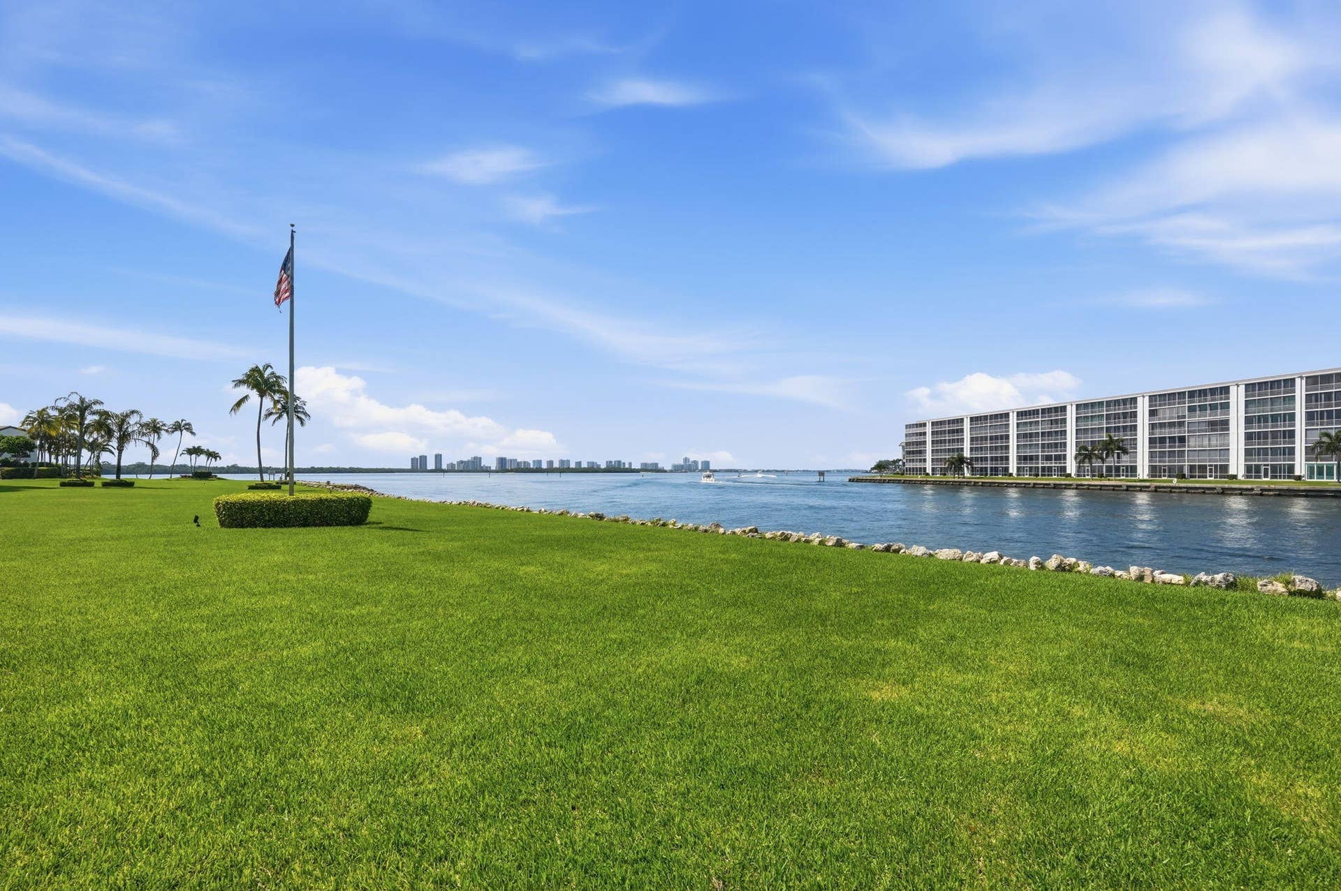 124 Lakeshore Drive, #8280, North Palm Beach, FL 33408 Grounds are just pristine.