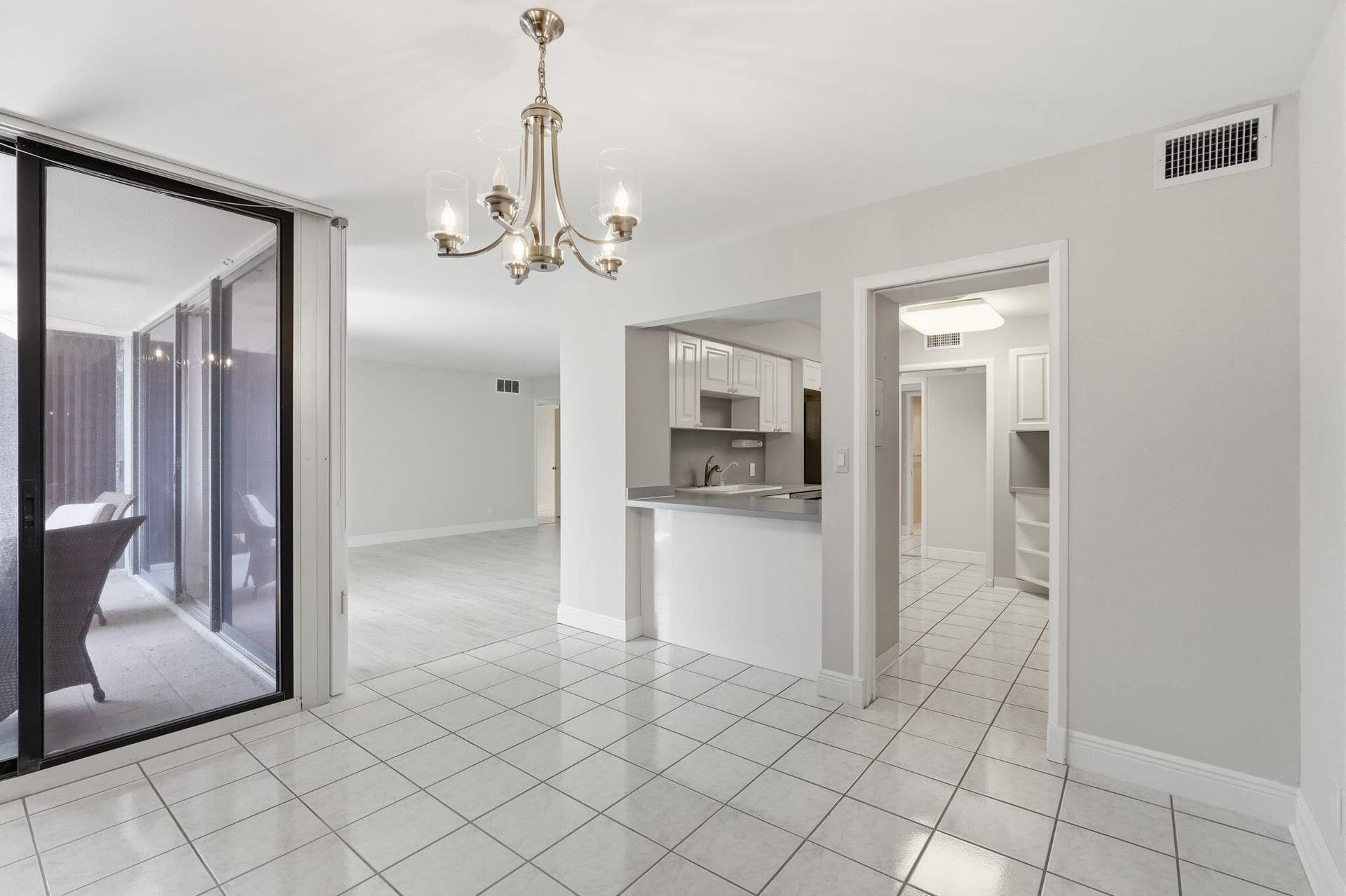 124 Lakeshore Drive, #8280, North Palm Beach, FL 33408 This is beautiful breakfast/dining area.