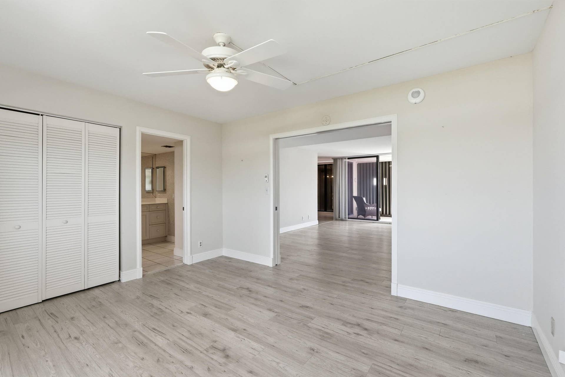 124 Lakeshore Drive, #8280, North Palm Beach, FL 33408 Spacious open living area.