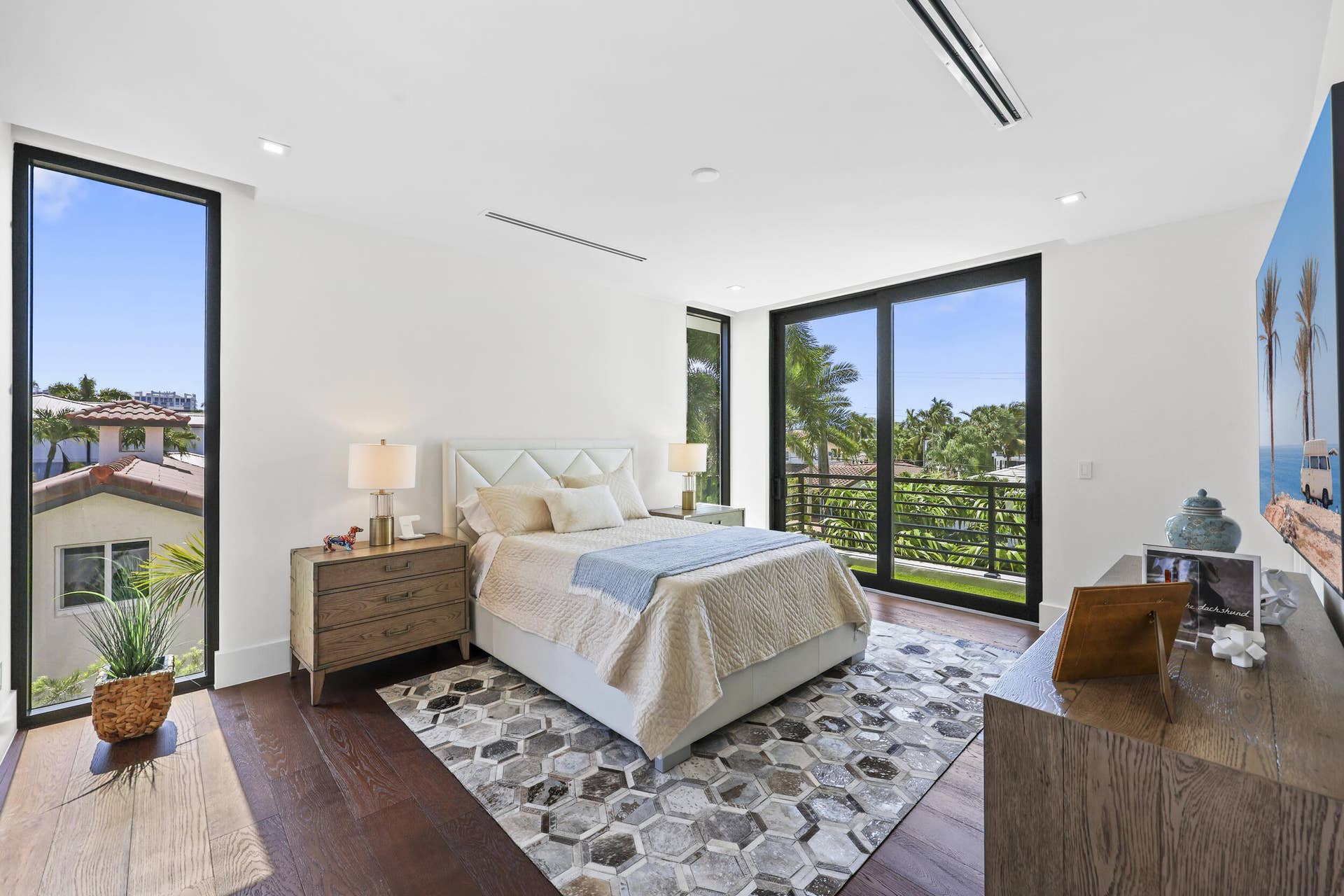 2863 NE 27th Street, Fort Lauderdale, FL 33306 2nd Floor Front Guest Room