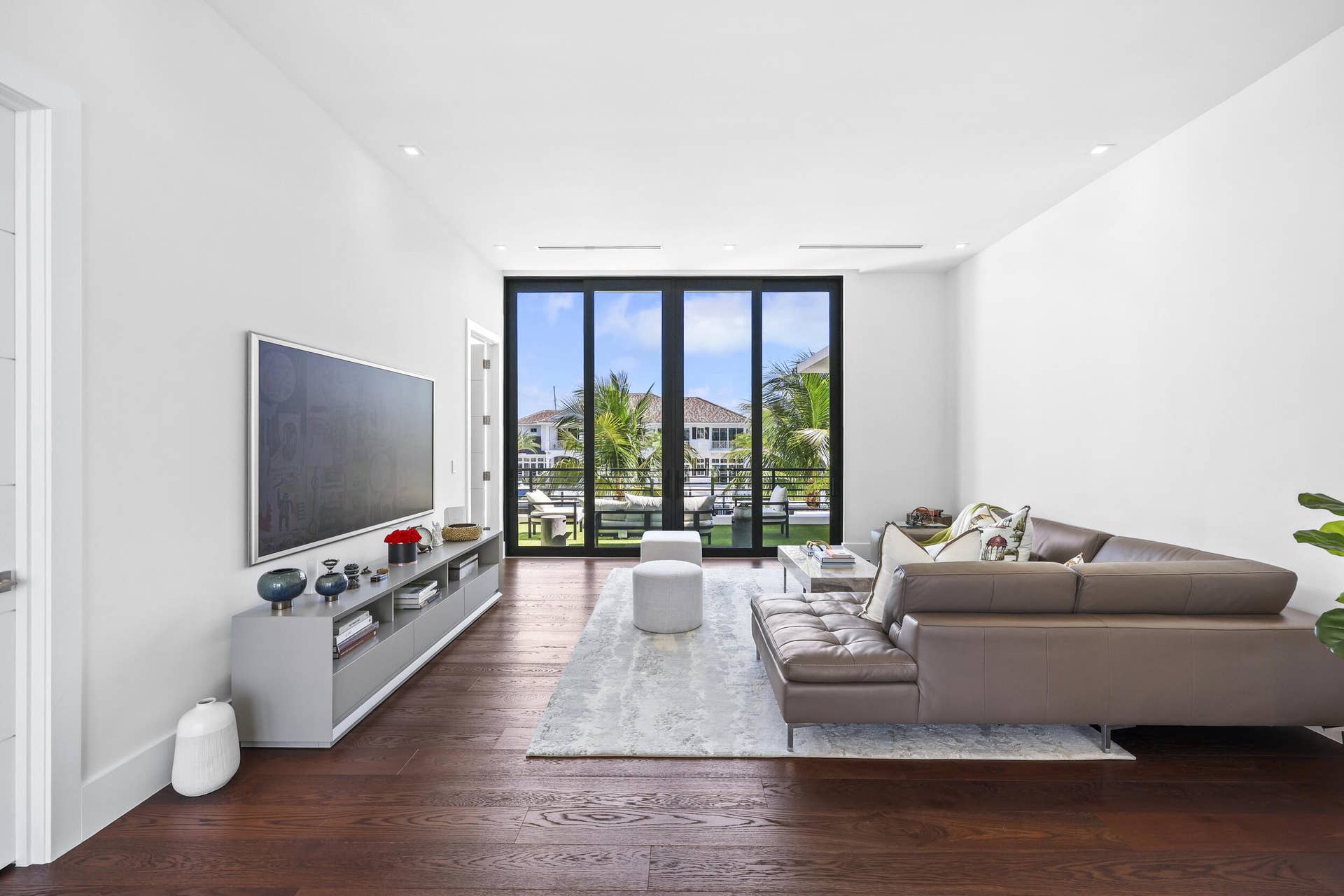 2863 NE 27th Street, Fort Lauderdale, FL 33306 2nd Floor Family Room With Full Bathroom & Walk-In Closet.