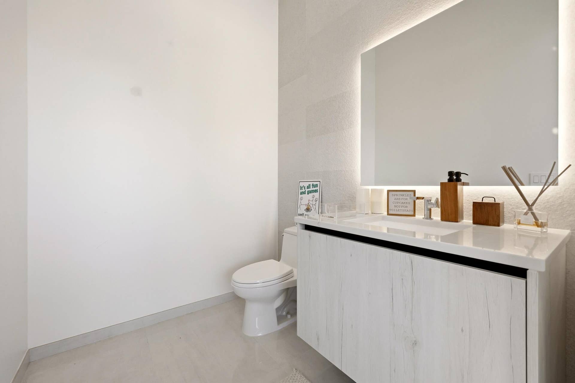2863 NE 27th Street, Fort Lauderdale, FL 33306 Cabana Bath