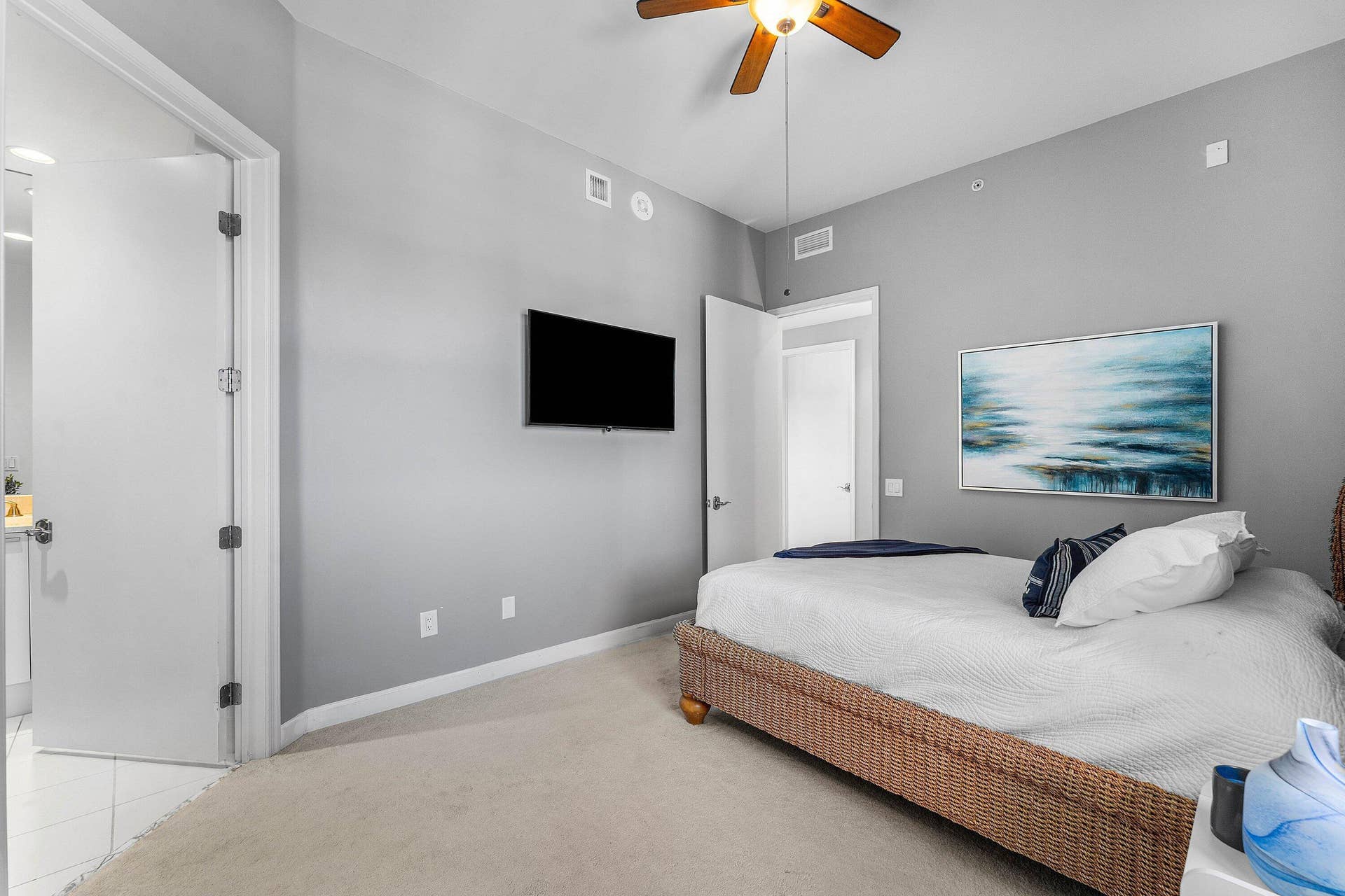 2640 Lake Shore Drive, #2215, Riviera Beach, FL 33404 Guest Suite