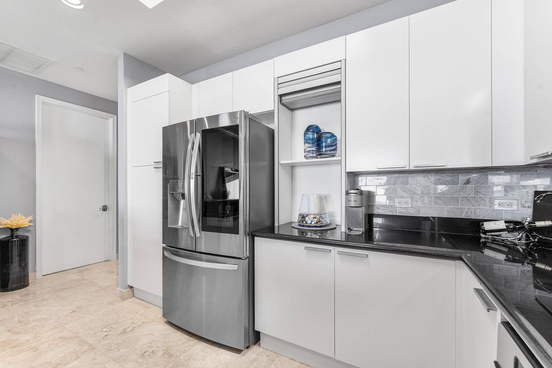 2640 Lake Shore Drive, #2215, Riviera Beach, FL 33404 Granite Kitchen
