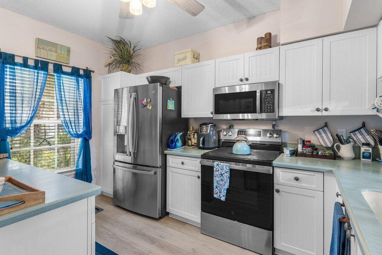 1022 Kokomo Key Lane, Delray Beach, FL 33483 Light and Bright kitchen