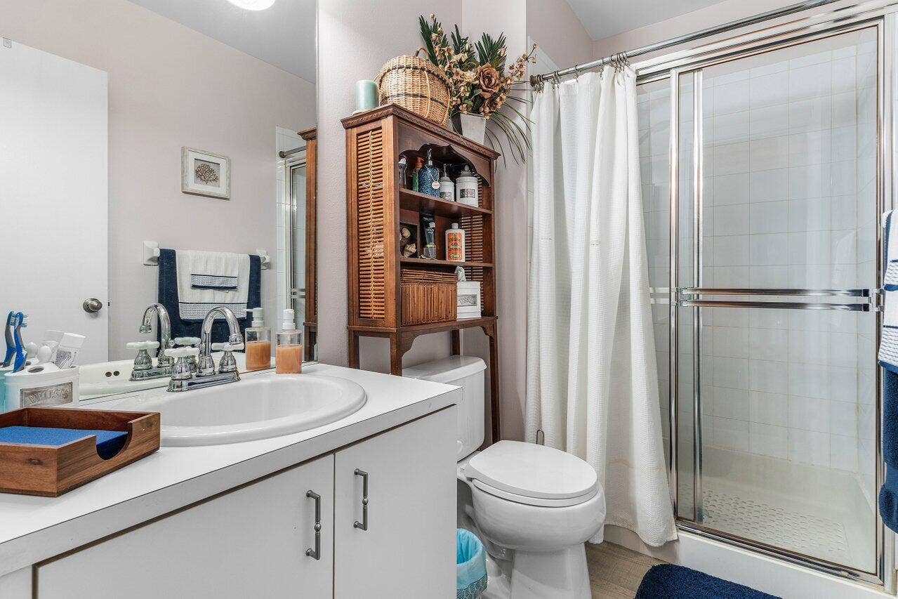 1022 Kokomo Key Lane, Delray Beach, FL 33483 Guest bathroom