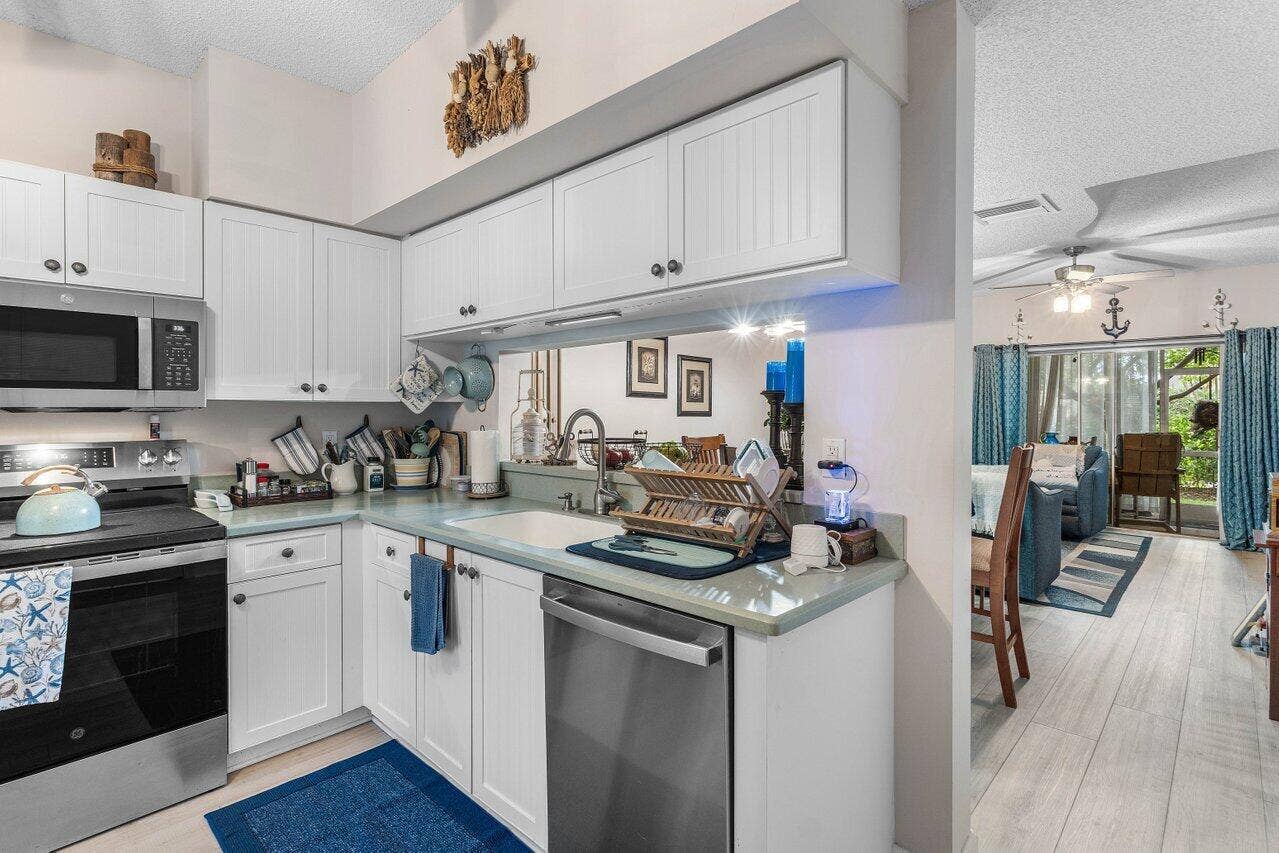 1022 Kokomo Key Lane, Delray Beach, FL 33483 kitchen