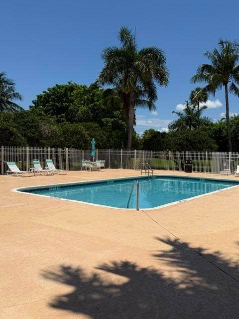 692 W Palm Aire Drive, Pompano Beach, FL 33069 Community Pool