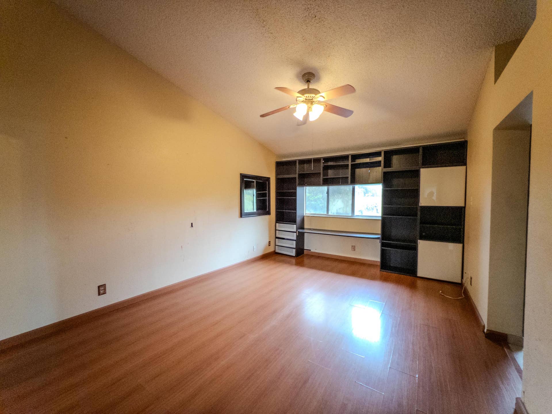 2011 E Discovery Cir E, Deerfield Beach, FL 33442 Primary bedroom