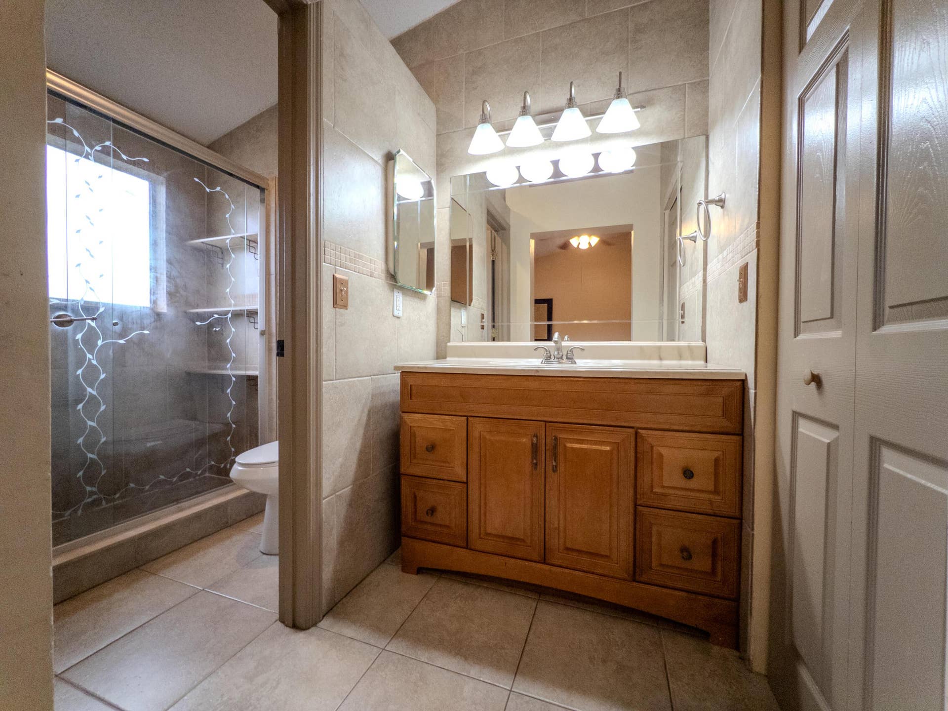 2011 E Discovery Cir E, Deerfield Beach, FL 33442 Primary bathroom