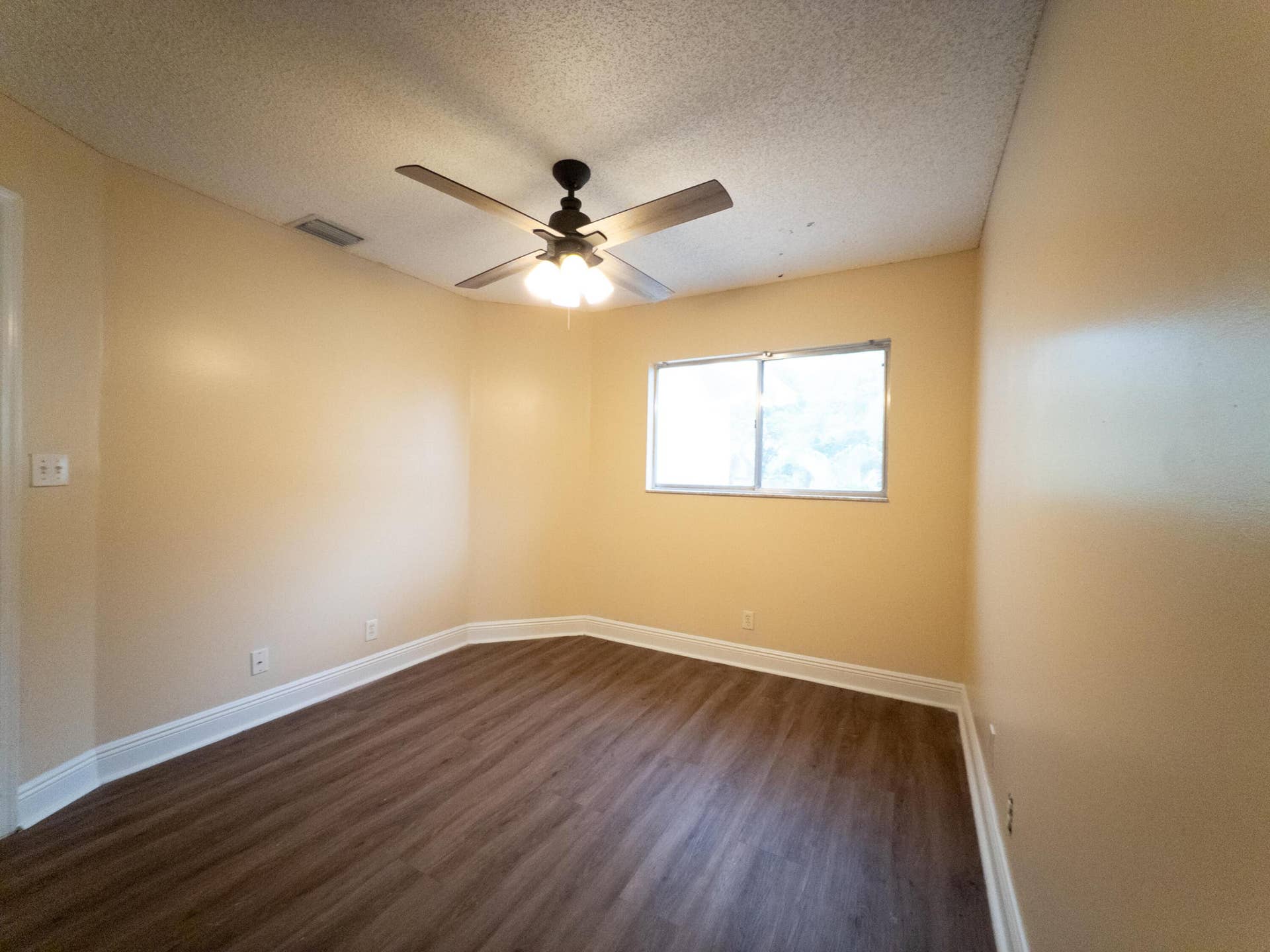 2011 E Discovery Cir E, Deerfield Beach, FL 33442 Bedroom 3