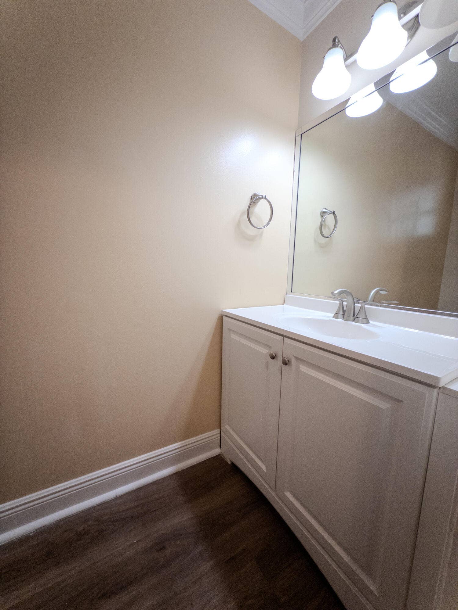 2011 E Discovery Cir E, Deerfield Beach, FL 33442 Guest bathroom