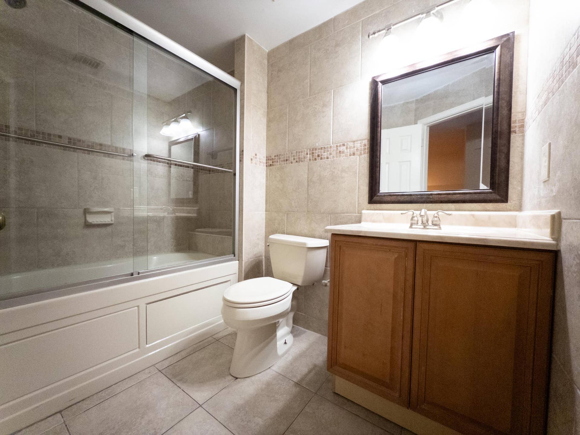2011 E Discovery Cir E, Deerfield Beach, FL 33442 Upstairs bathroom