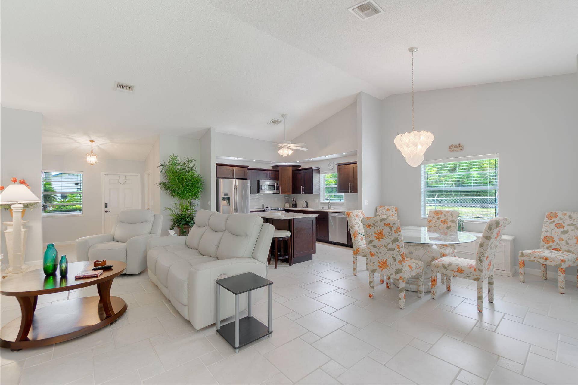 5487 Crystal Anne Drive, West Palm Beach, FL 33417 Living room