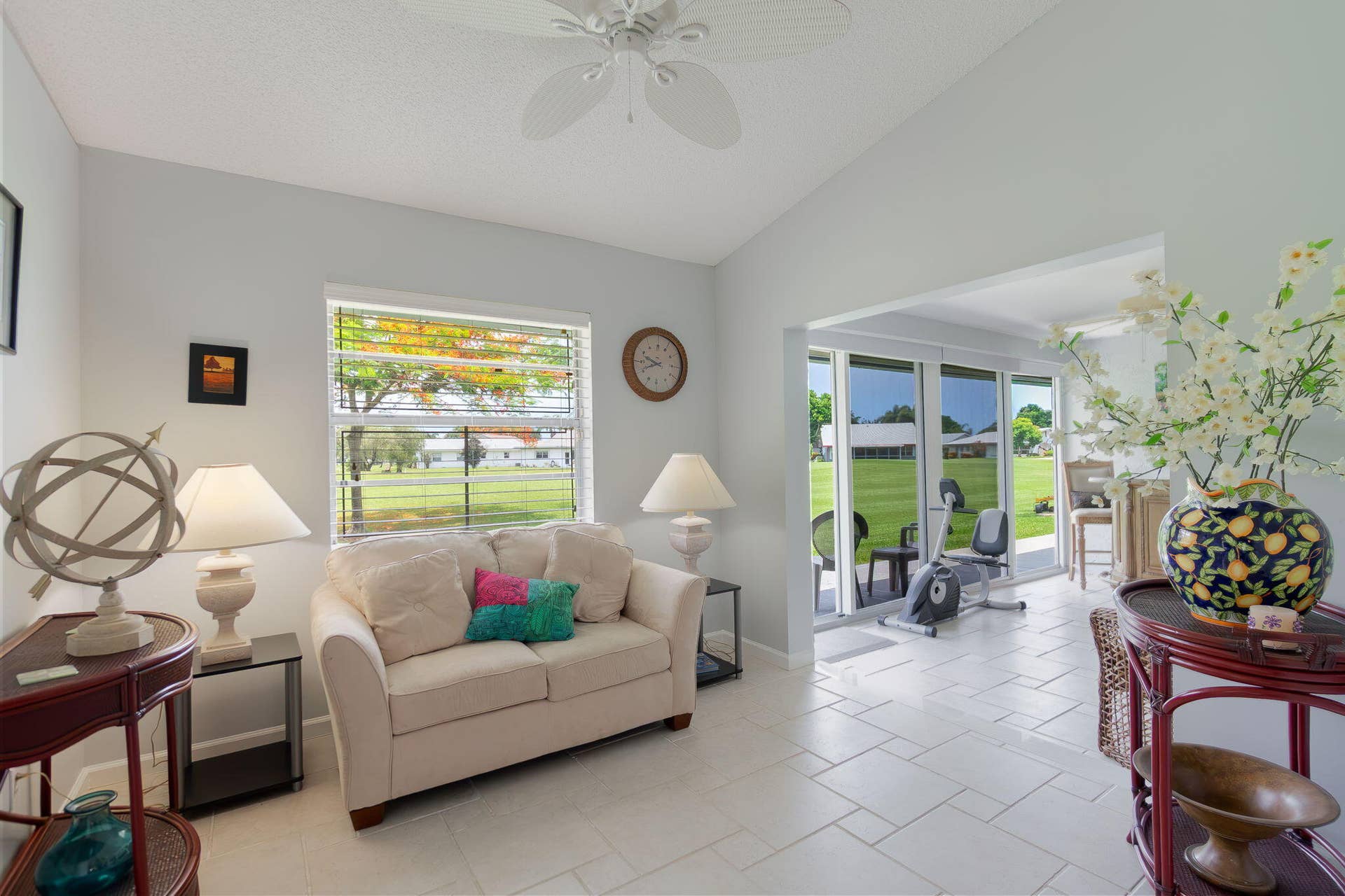5487 Crystal Anne Drive, West Palm Beach, FL 33417 Living room