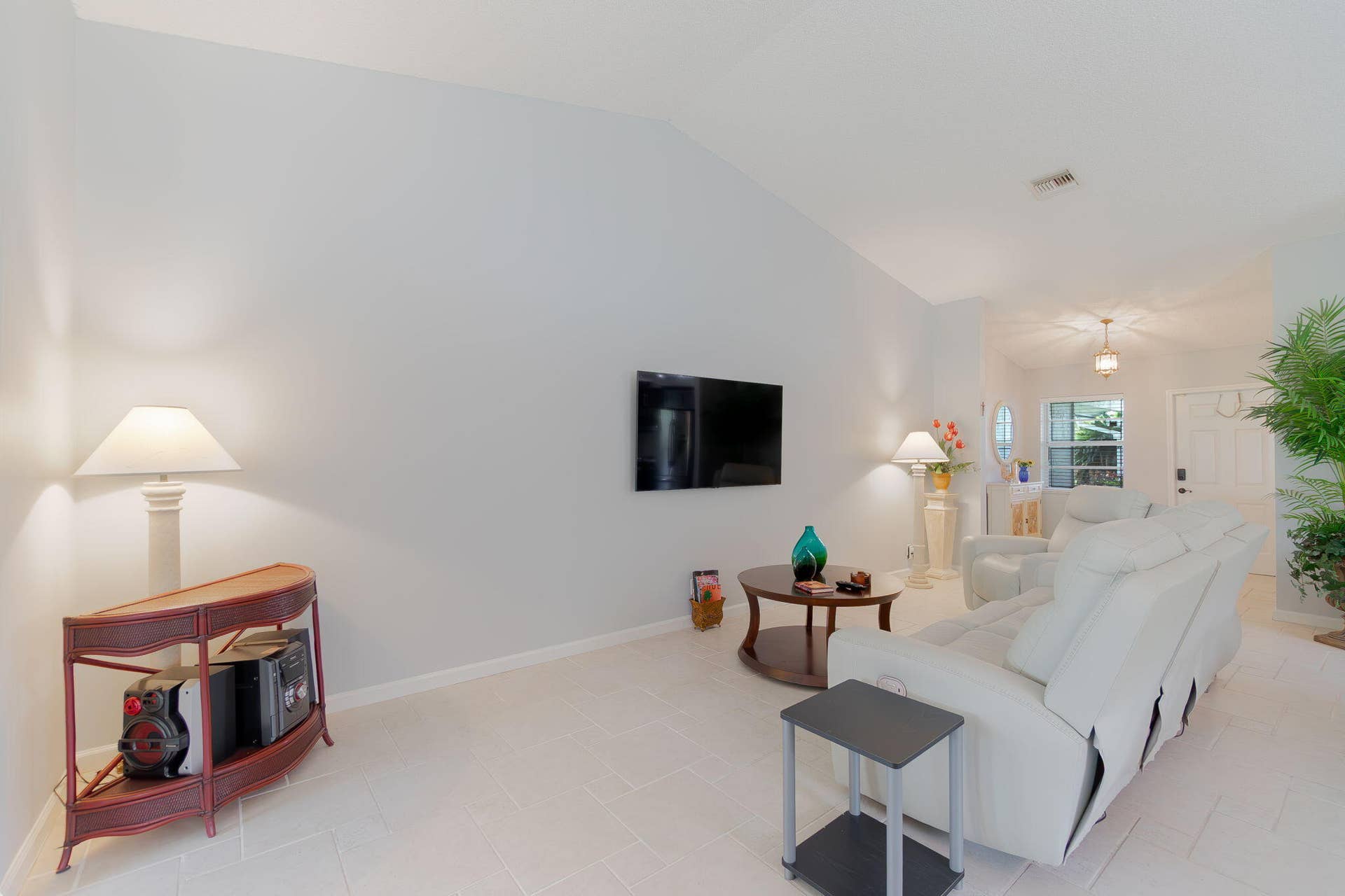 5487 Crystal Anne Drive, West Palm Beach, FL 33417 Living room