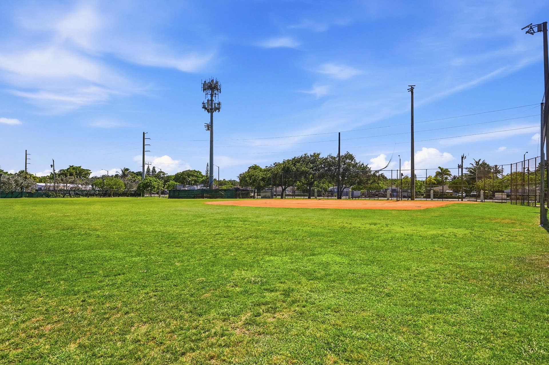 905 NE 28th Street, #206, Wilton Manors, FL 33334 Community ball field providing a great space for recreation and outdoor activities.
