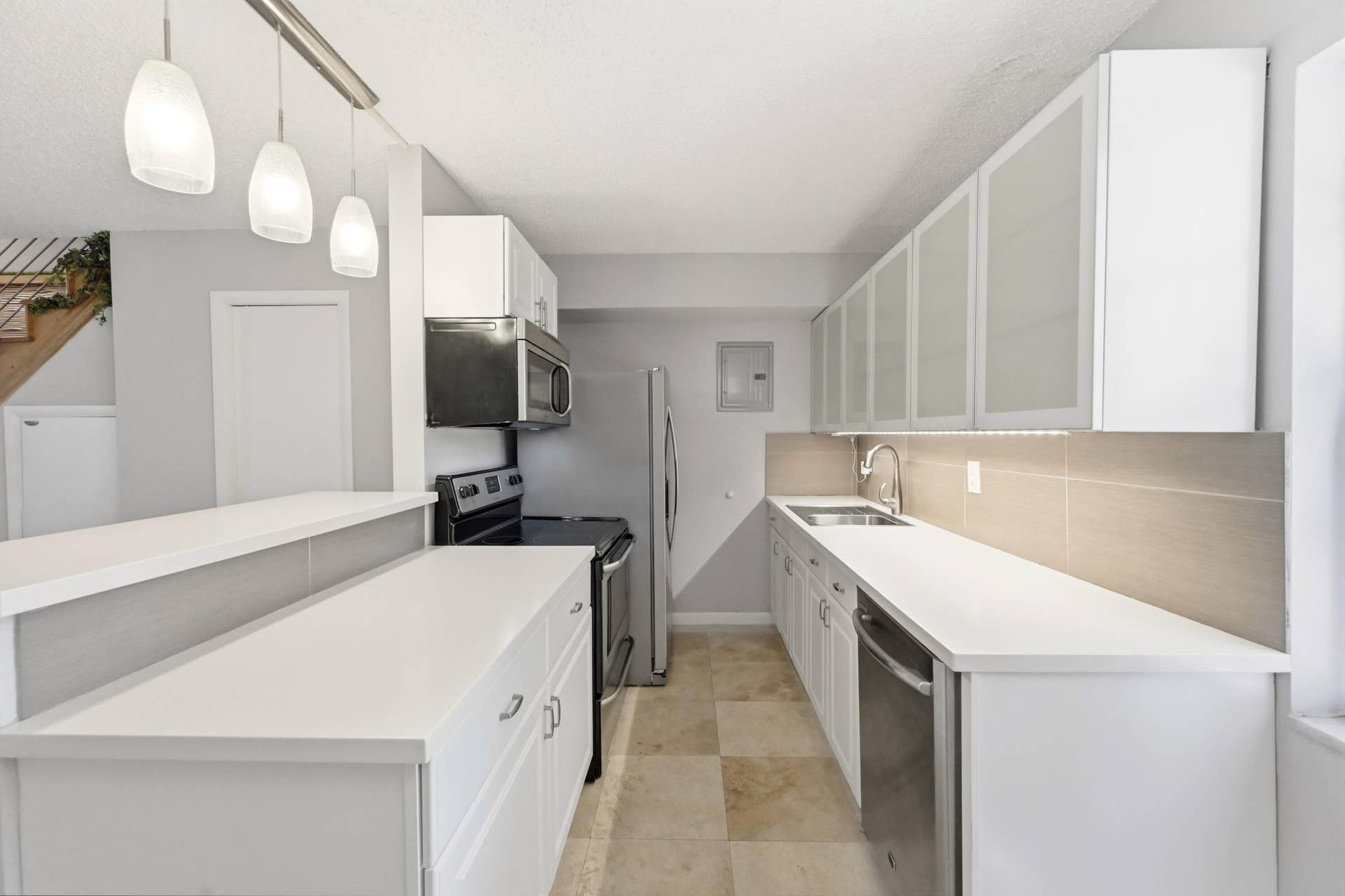905 NE 28th Street, #206, Wilton Manors, FL 33334 Well appointed kitchen showcasing stainless steel appliances and beautiful cabinetry.