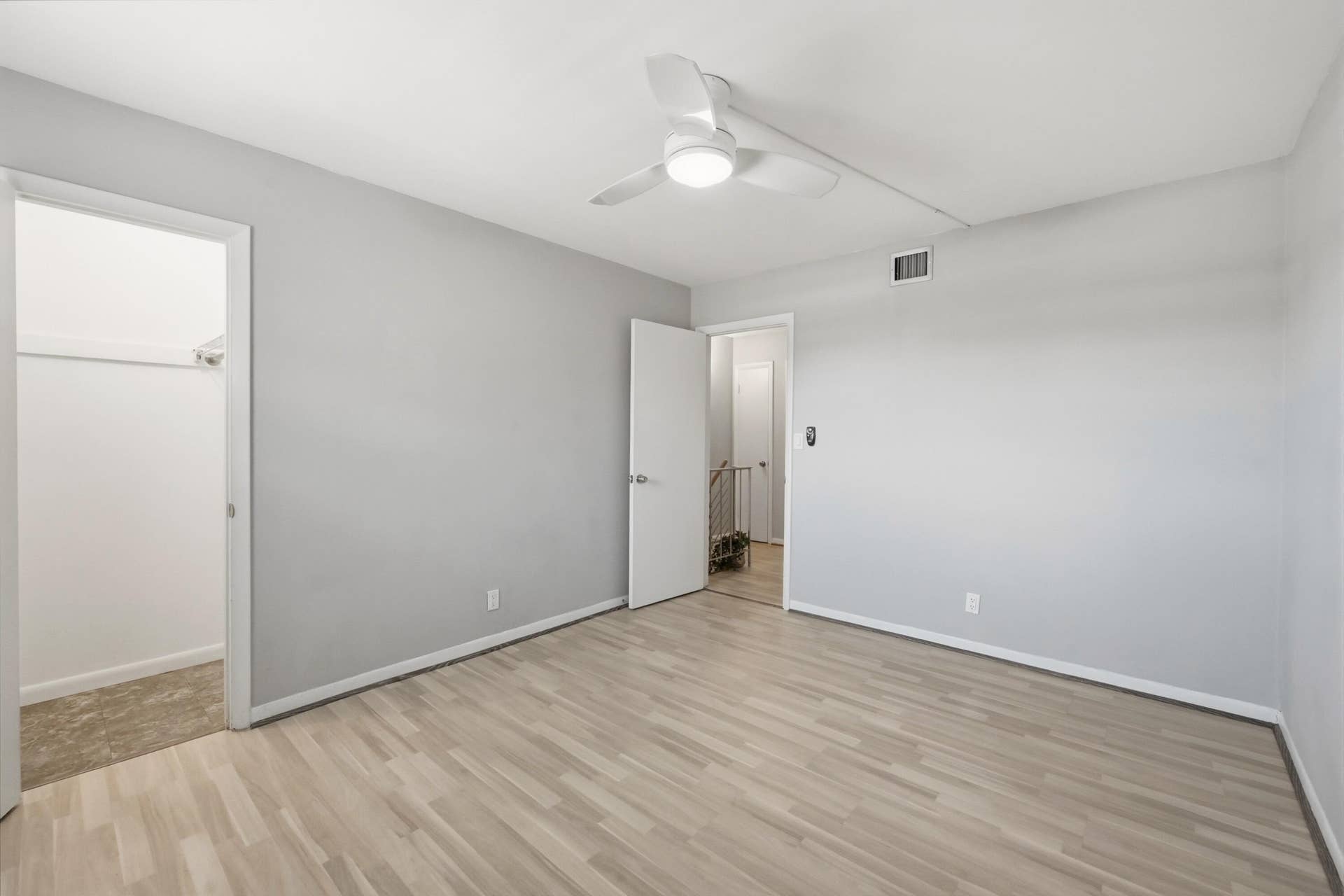 905 NE 28th Street, #206, Wilton Manors, FL 33334 Spacious bedroom featuring a functional layout.