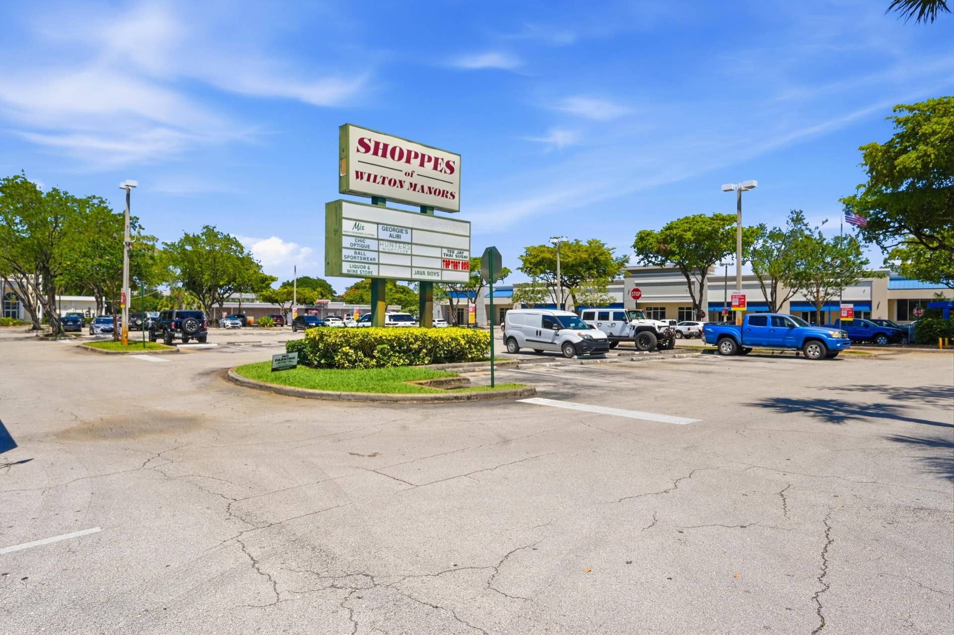 905 NE 28th Street, #206, Wilton Manors, FL 33334 Enjoy being close to one of the area's most recognizable destinations for dining, shopping, and community events.