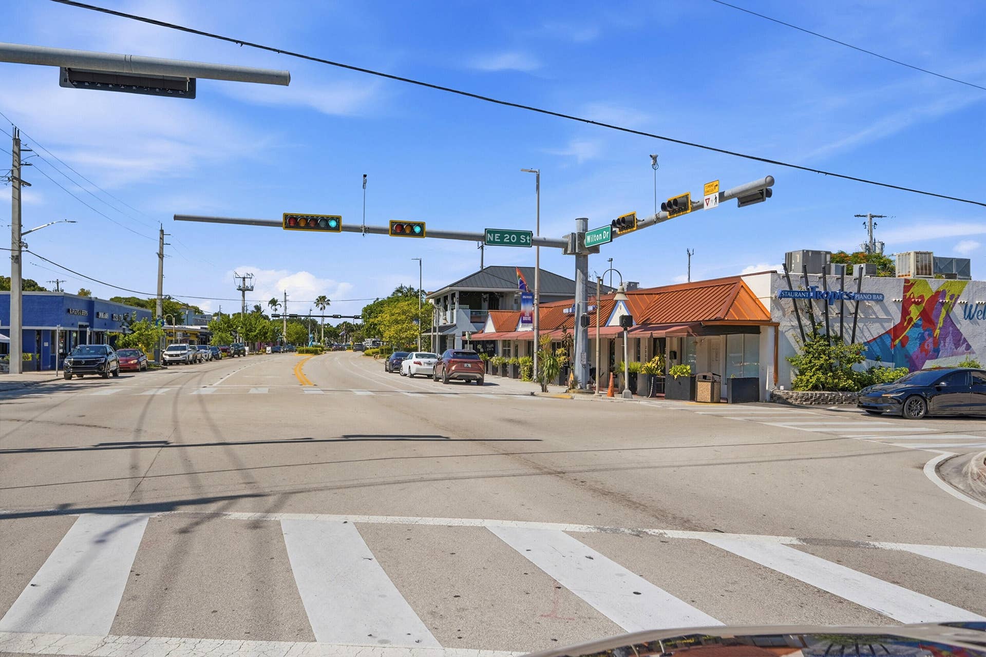 905 NE 28th Street, #206, Wilton Manors, FL 33334 Nearby Wilton Drive provides easy access to shopping, dining, cafs, and year round events.