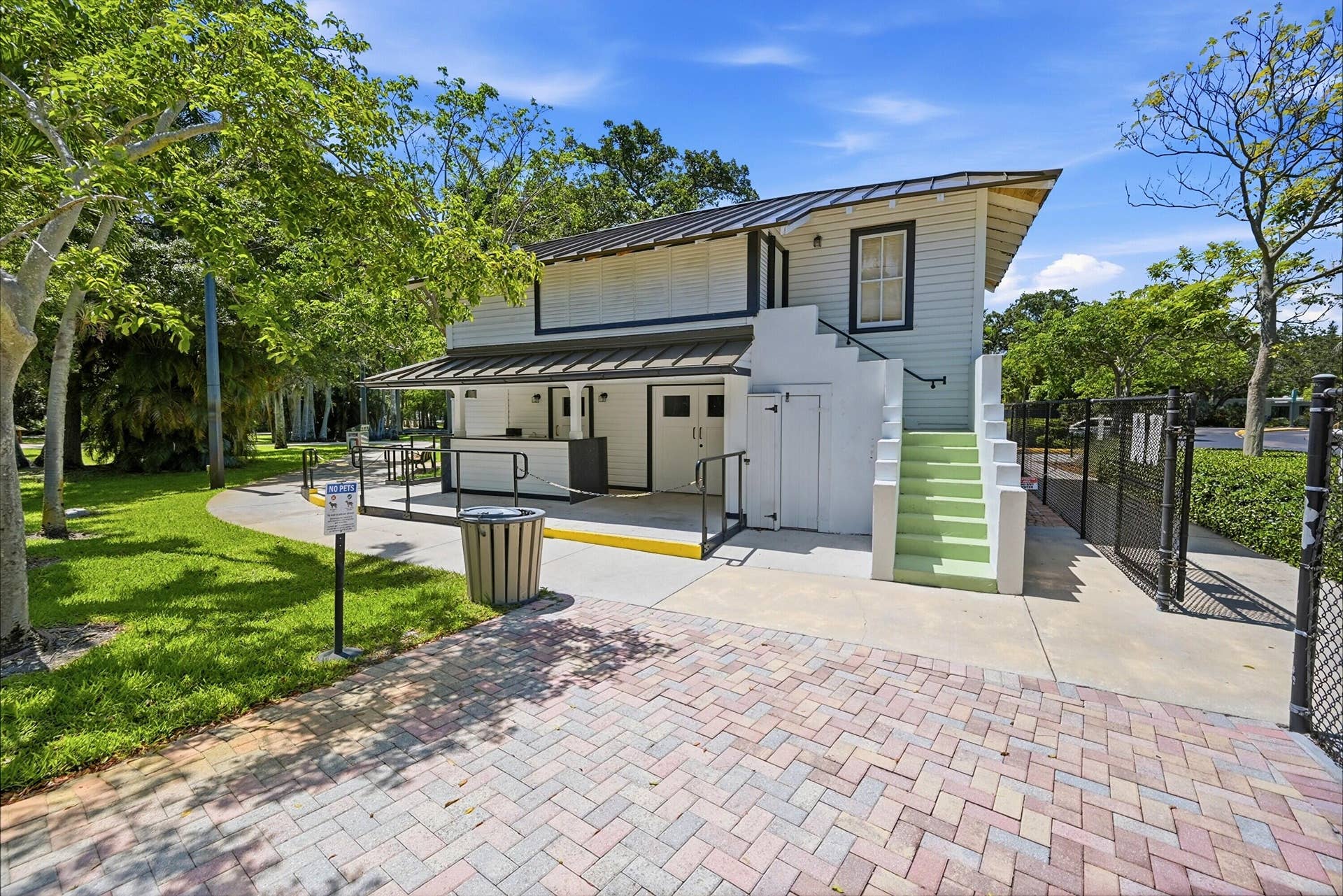 905 NE 28th Street, #206, Wilton Manors, FL 33334 Spend time outdoors at Richardson Historic Park and Nature Preserve, a beautiful community park just minutes from the home.