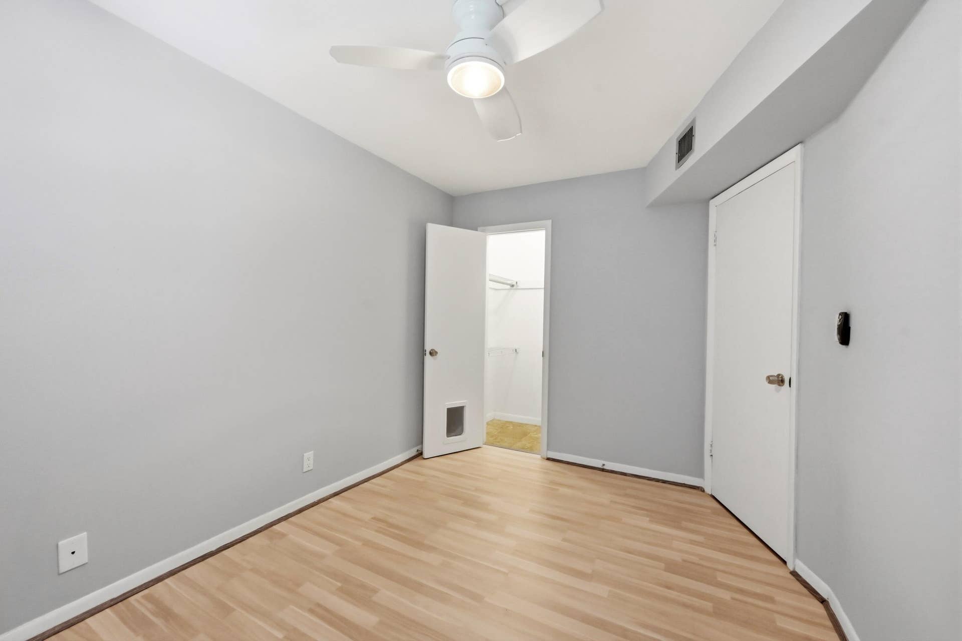905 NE 28th Street, #206, Wilton Manors, FL 33334 Additional view of the bedroom showcasing its comfortable layout.