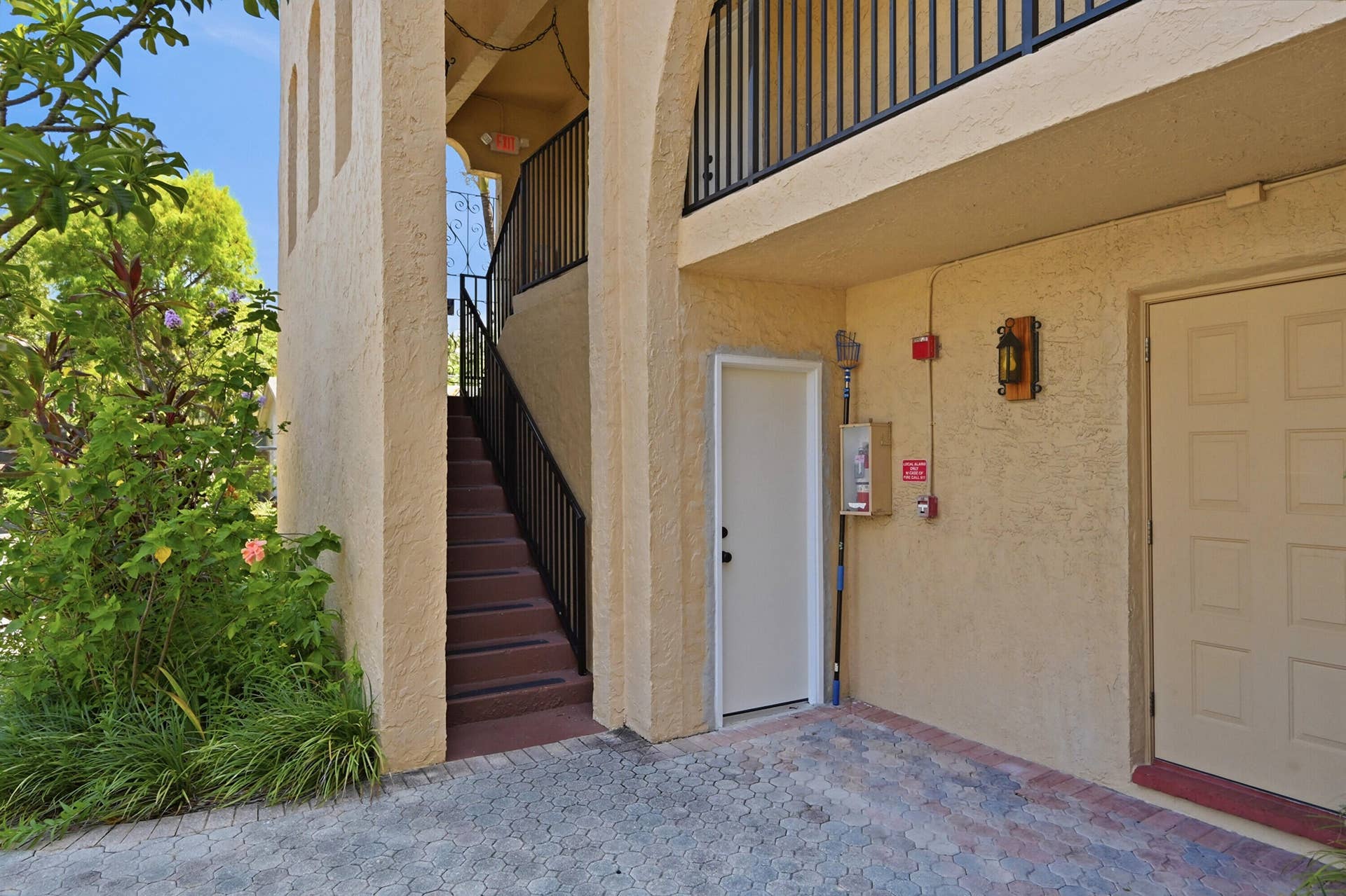 905 NE 28th Street, #206, Wilton Manors, FL 33334 Exterior view highlighting the staircase leading to the home's entrance.
