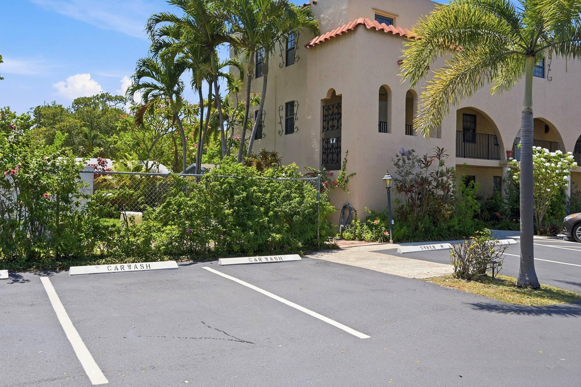 905 NE 28th Street, #206, Wilton Manors, FL 33334 Exterior view of the building on a quiet, tree lined street.