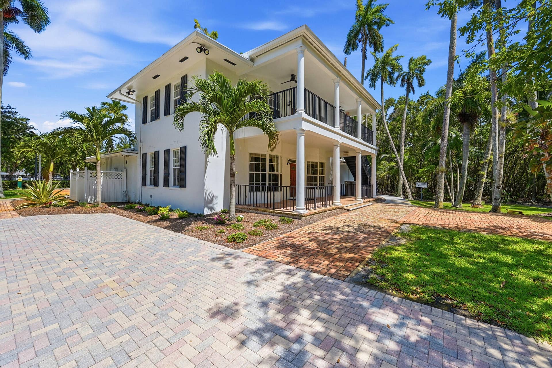 905 NE 28th Street, #206, Wilton Manors, FL 33334 Richardson Historic Park and Nature Preserve provides a peaceful setting to relax, explore, and enjoy nature.