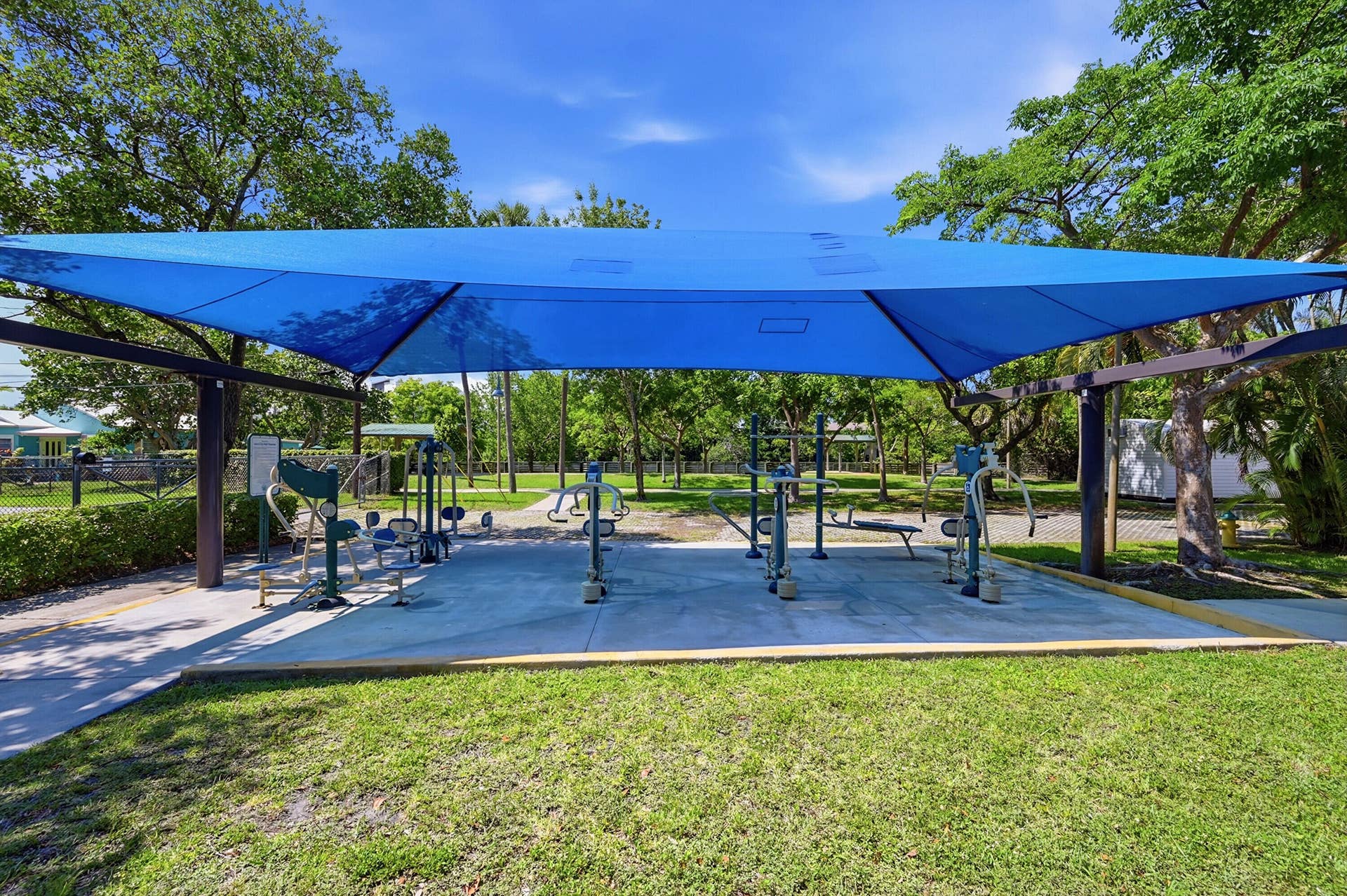 905 NE 28th Street, #206, Wilton Manors, FL 33334 Covered picnic pavilion ideal for relaxing, meeting friends, or enjoying a meal outdoors.