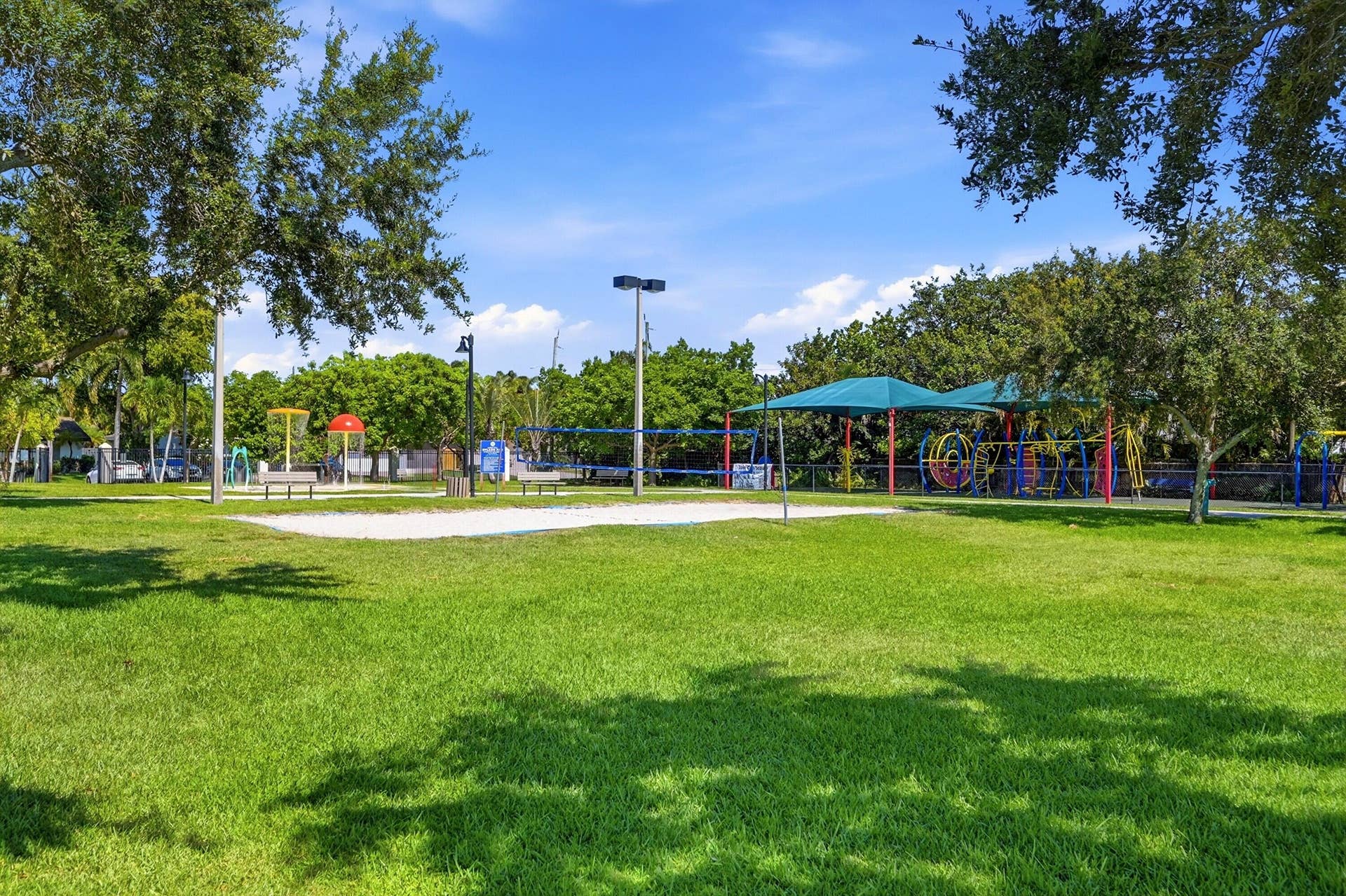 905 NE 28th Street, #206, Wilton Manors, FL 33334 Landscaped park setting enhancing the natural beauty of the neighborhood.